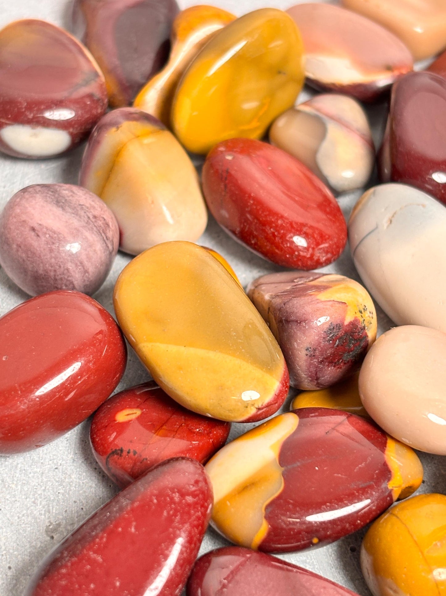 Mookaite Trommelsteine Natürliche Edelsteine, Auswahl aus 2 Größen, Handschmeichler, Heilstein, Deko & Meditation