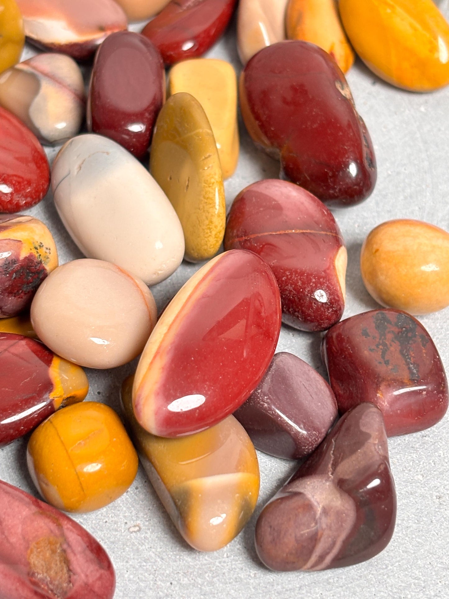 Mookaite Trommelsteine Natürliche Edelsteine, Auswahl aus 2 Größen, Handschmeichler, Heilstein, Deko & Meditation
