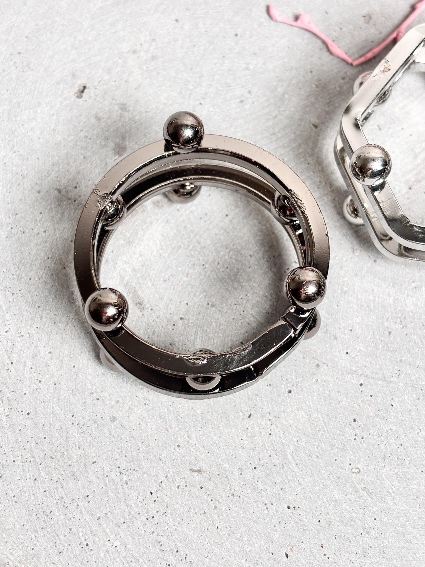 Metallhalter für Kristallkugeln  2 Farben & 2 Designs | Ständer für große Kugeln