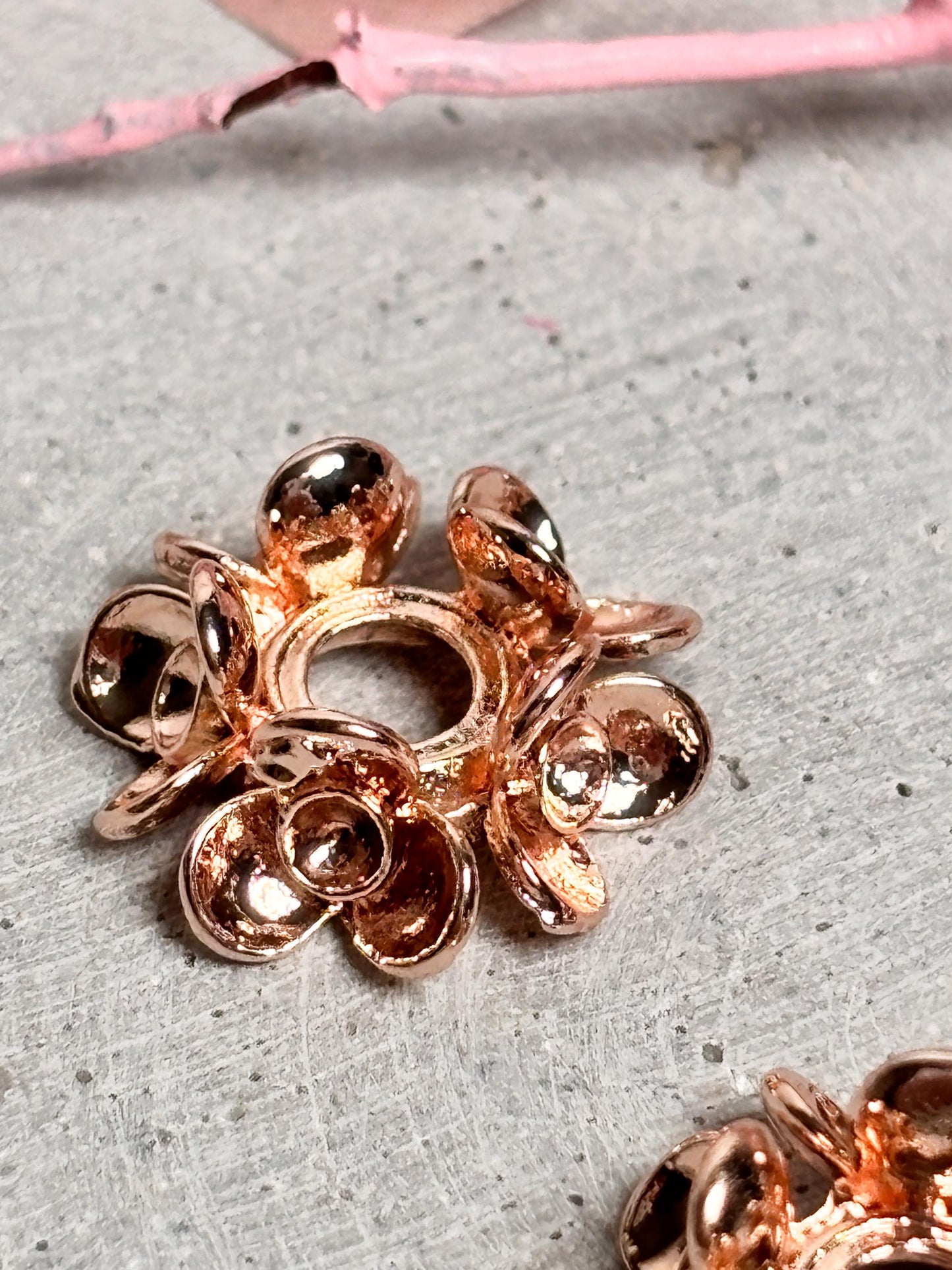 Kleiner Kugelhalter für Mini Kristallkugeln Roségoldener Ständer | Deko & Spirituelles Zubehör