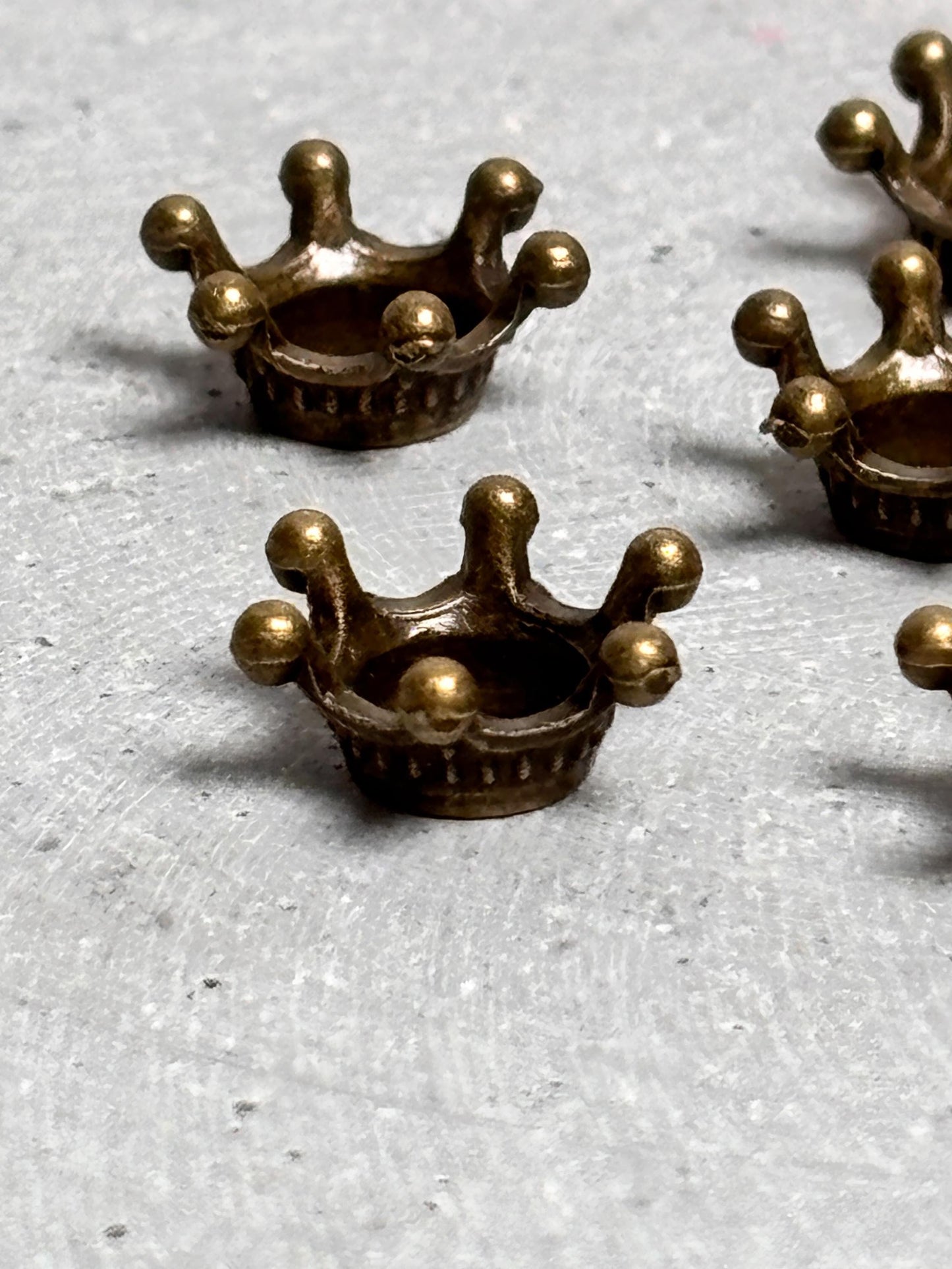 Mini Krönchen Halter in Antik Bronze Kleine Krone für Kristallkugeln, Edelsteinkugeln, Vintage Deko, Esoterik Display