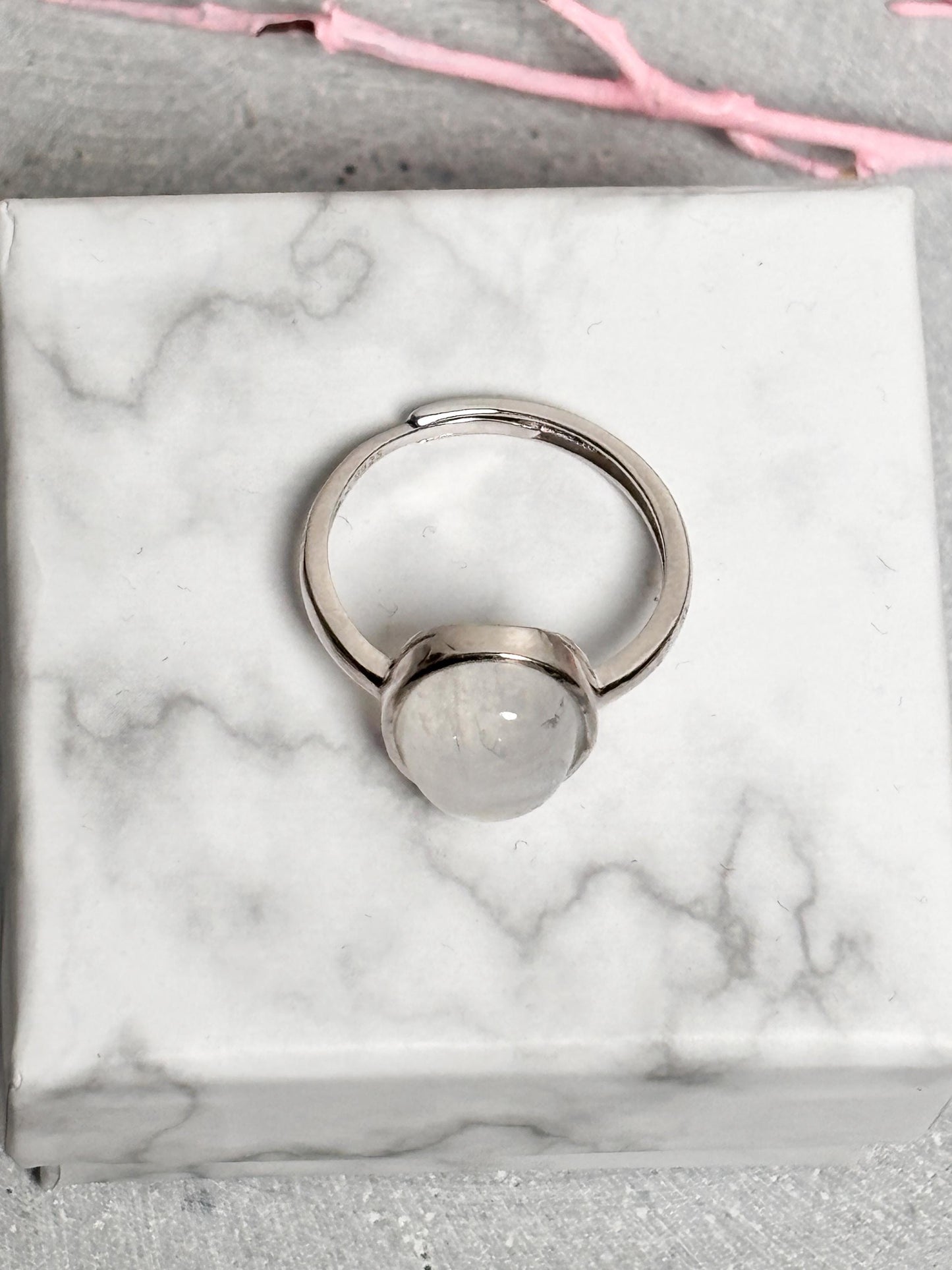 925 Silberring größenverstellbar mit ovalem Mondstein blauer Flash, Boho Edelsteinring
