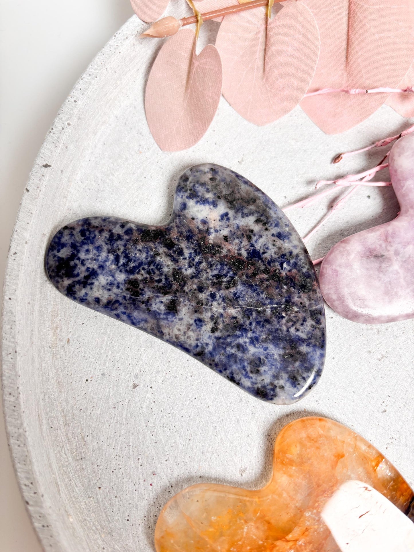 Gua Sha Massagestein Sodalith, Lepidolith & Golden Healer | Kristall Gesichtsmassage