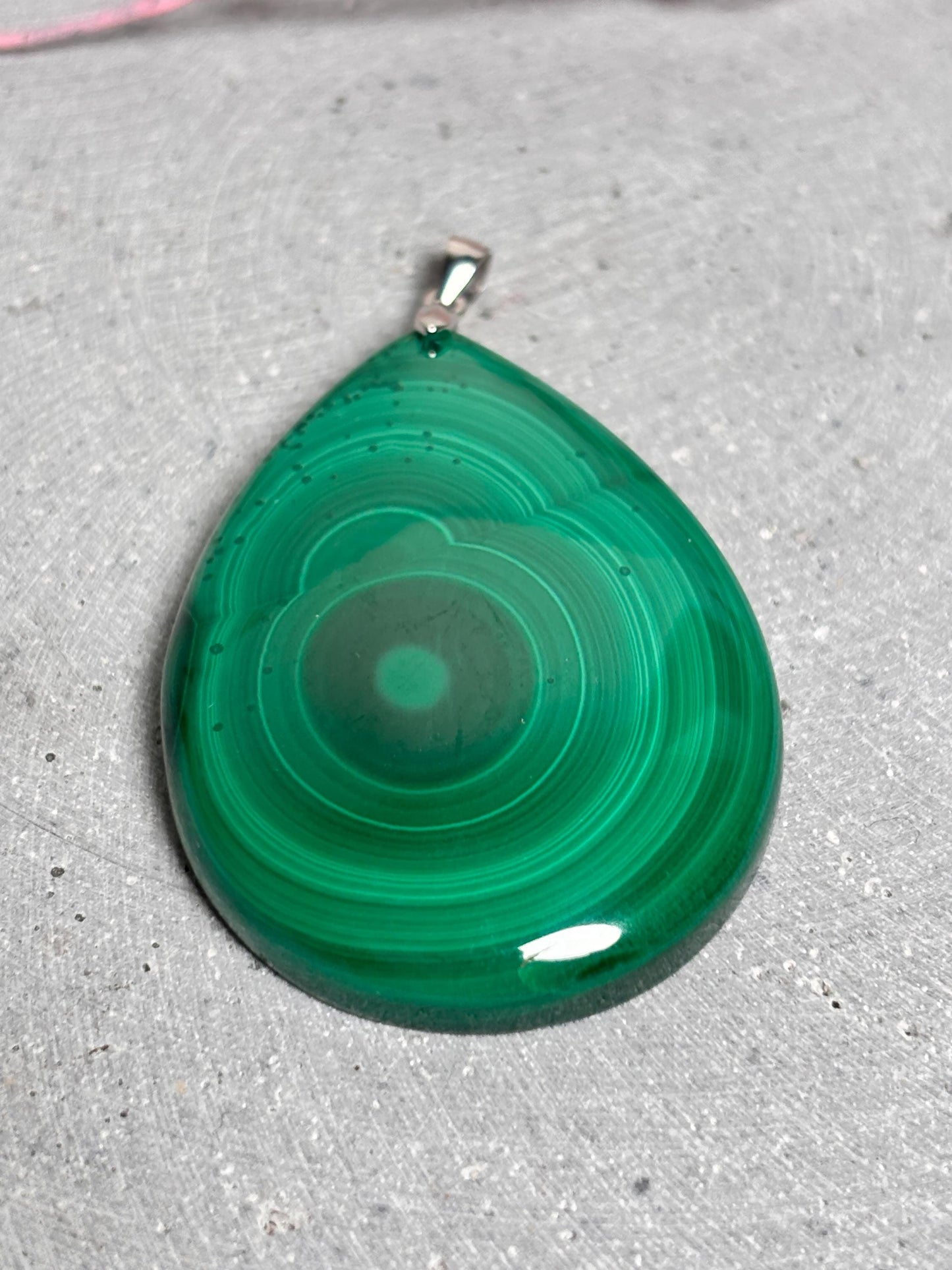 Malachit Tropfen Anhänger Edelstein Schmuck mit Silber Öse, einzigartiges Banding