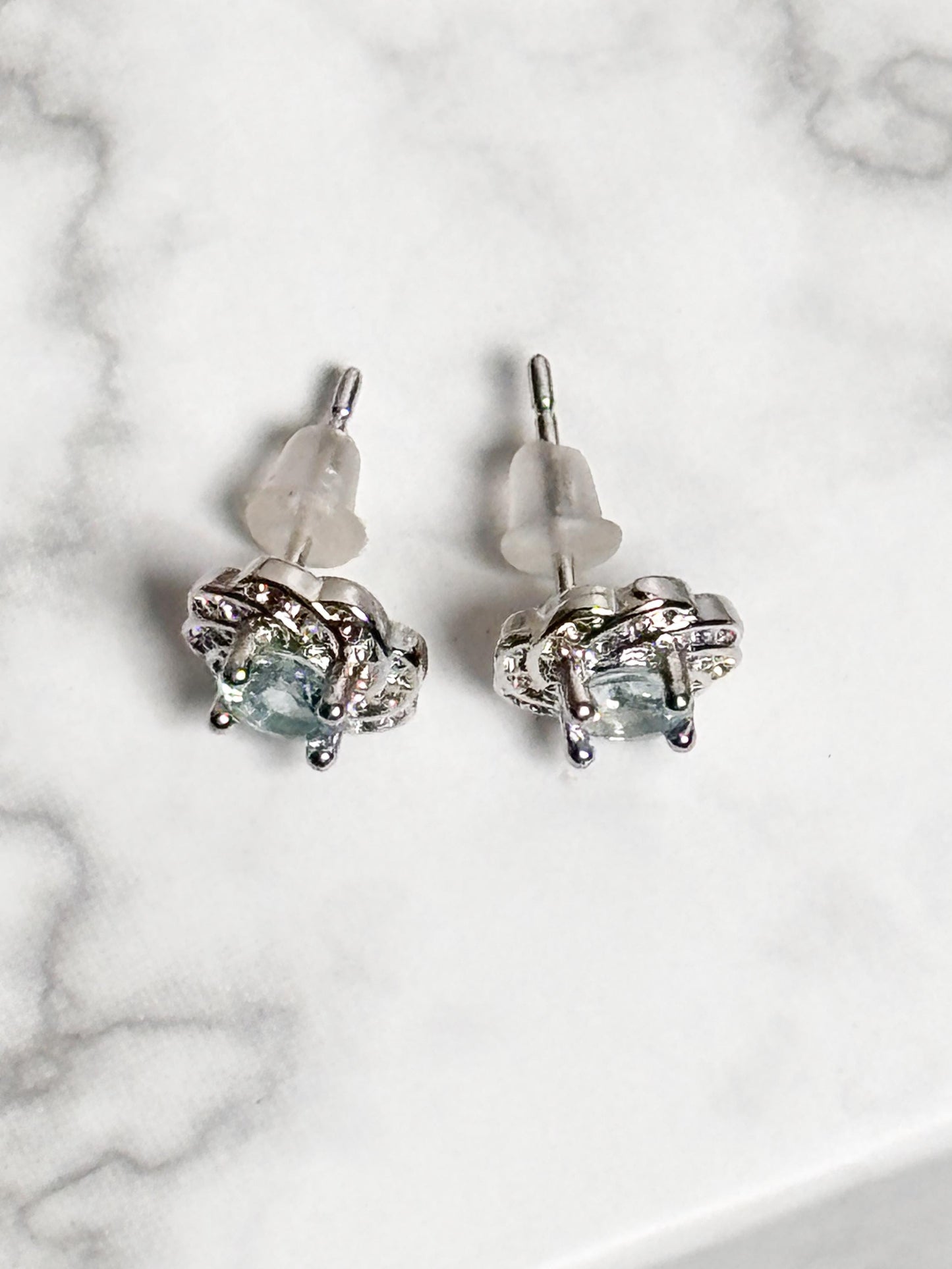 Aquamarin Ohrstecker in 925 Silber Fassung, zarte 6mm Edelstein Ohrringe, zeitloser Schmuck für Damen, Geschenkidee