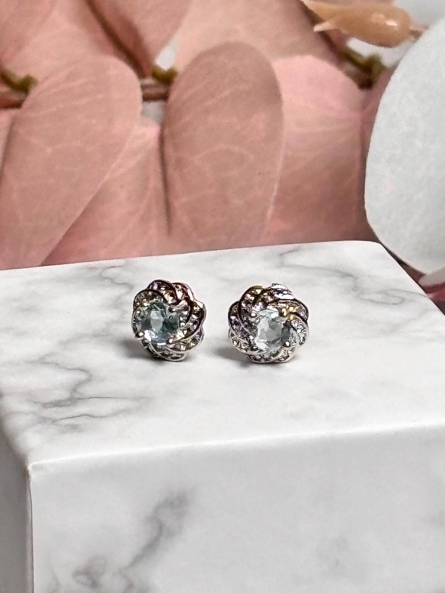 Aquamarin Ohrstecker in 925 Silber Fassung, zarte 6mm Edelstein Ohrringe, zeitloser Schmuck für Damen, Geschenkidee