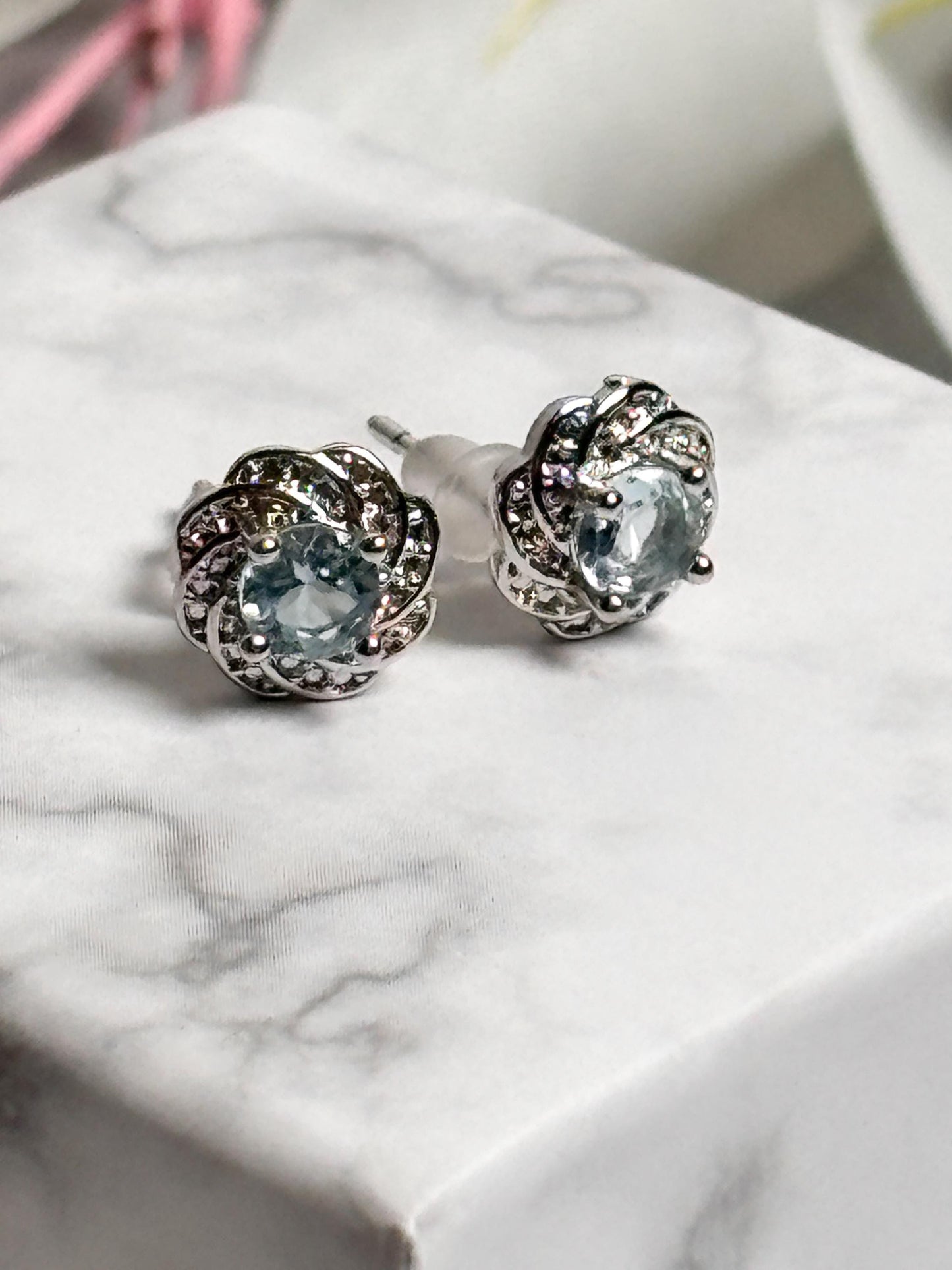 Aquamarin Ohrstecker in 925 Silber Fassung, zarte 6mm Edelstein Ohrringe, zeitloser Schmuck für Damen, Geschenkidee