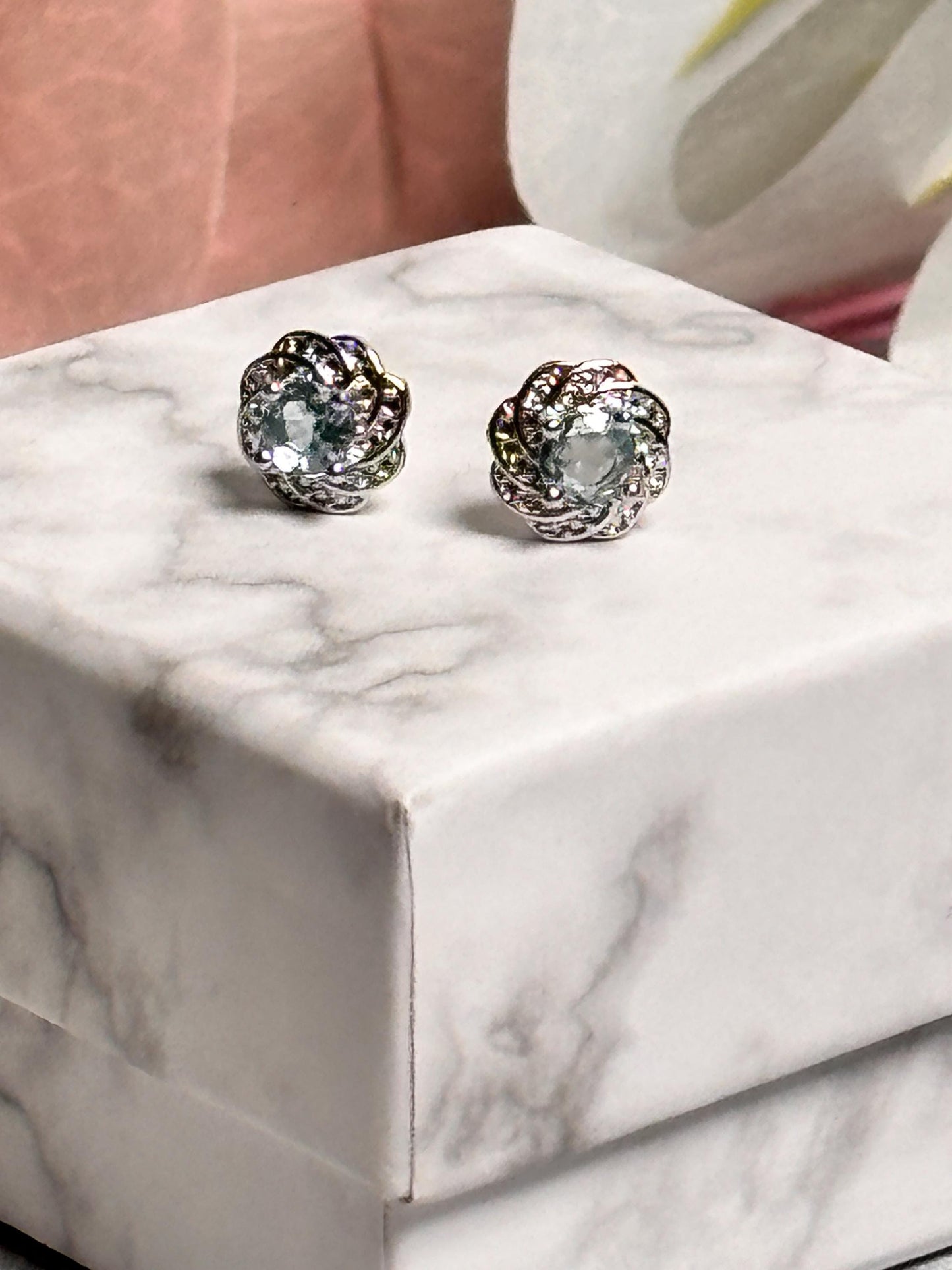 Aquamarin Ohrstecker in 925 Silber Fassung, zarte 6mm Edelstein Ohrringe, zeitloser Schmuck für Damen, Geschenkidee