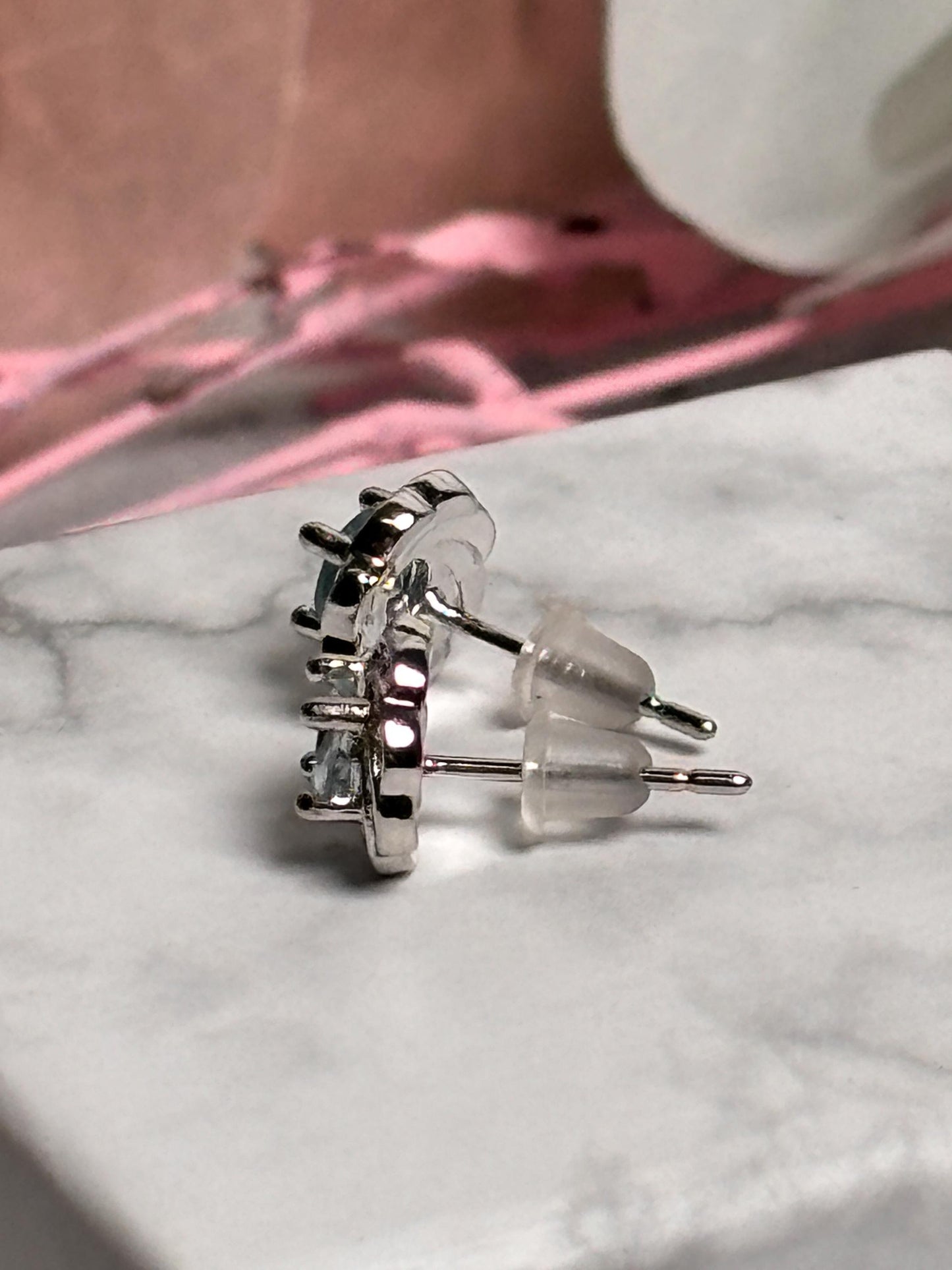 Aquamarin Ohrstecker in 925 Silber Fassung, zarte 6mm Edelstein Ohrringe, zeitloser Schmuck für Damen, Geschenkidee