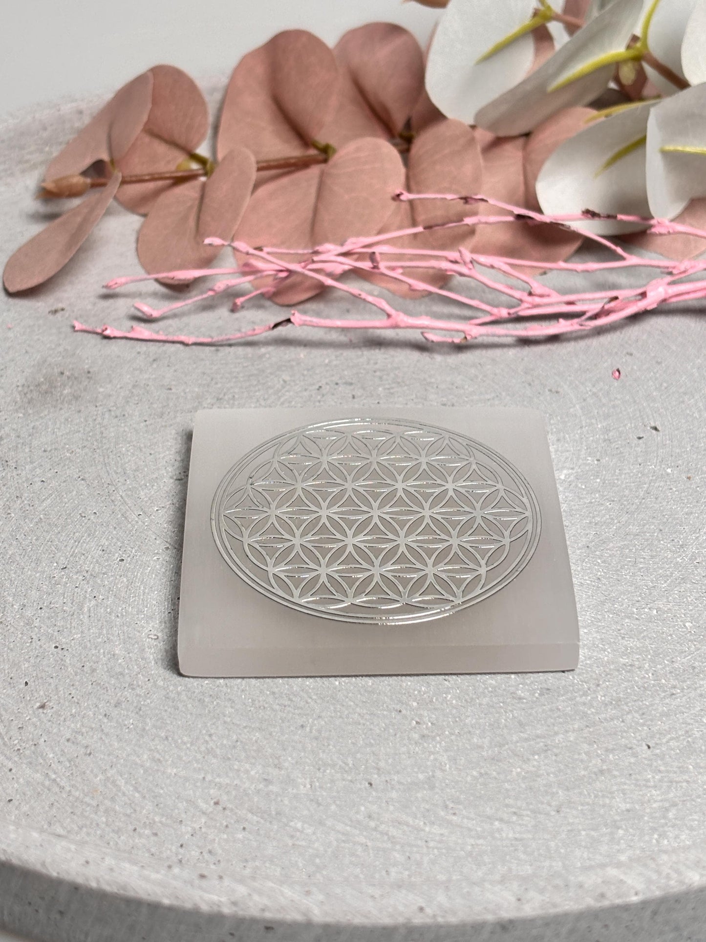 Kleine Selenit Platten mit Blume des Lebens in Silber Spirituelle Dekoration & Energetische Steinplatte