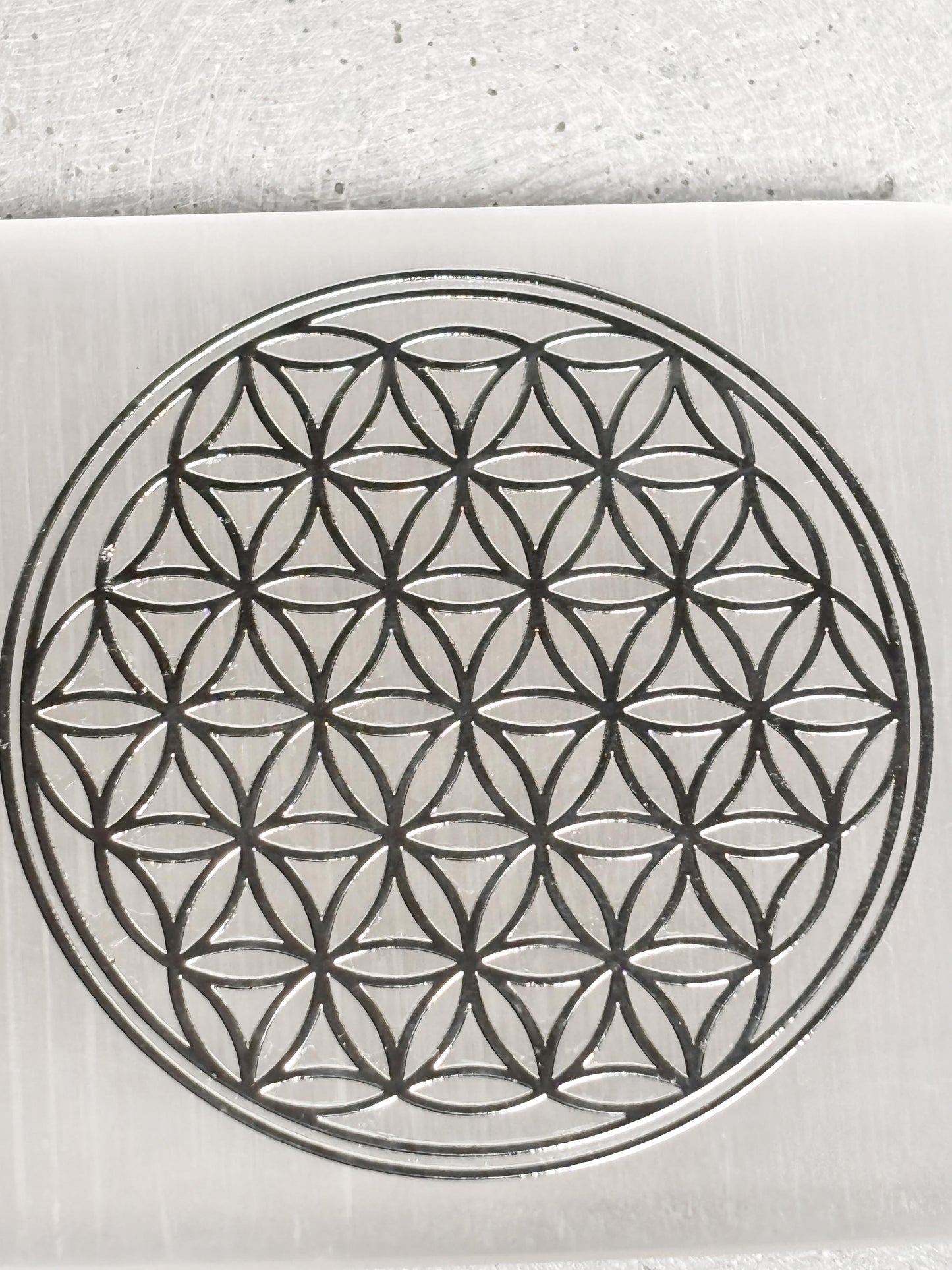 Kleine Selenit Platten mit Blume des Lebens in Silber Spirituelle Dekoration & Energetische Steinplatte