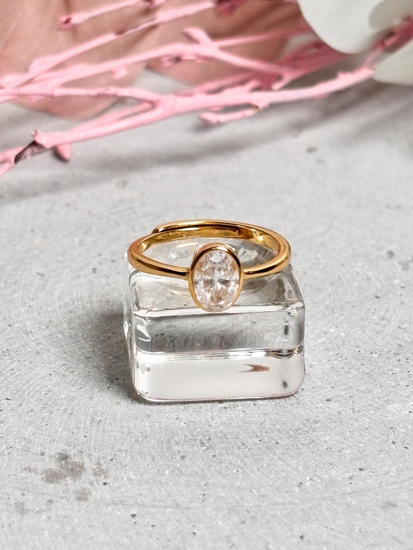 925 Silberring in Gold mit ovalem Moissanite Stein in Weiß Elegante Fassung, hochwertiger Edelstein, glänzendes Design