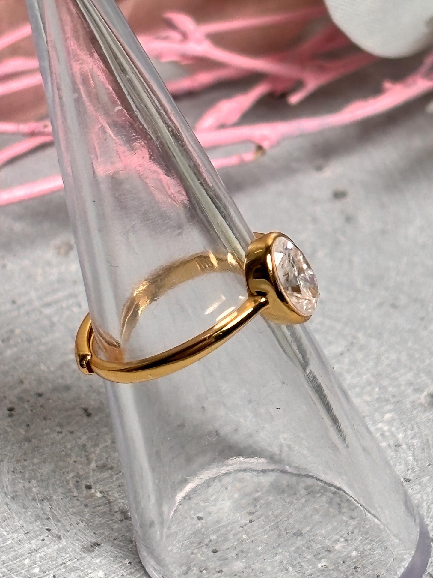 925 Silberring in Gold mit ovalem Moissanite Stein in Weiß Elegante Fassung, hochwertiger Edelstein, glänzendes Design