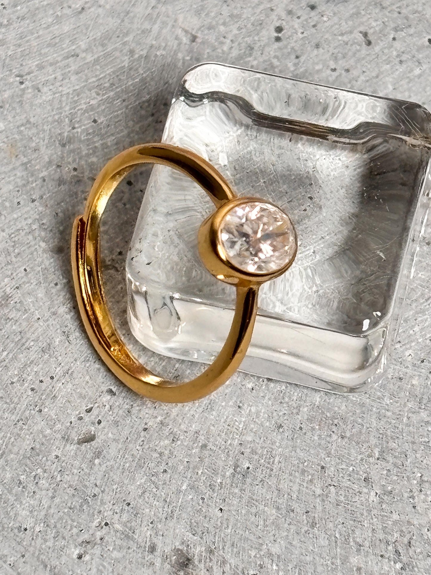 925 Silberring in Gold mit ovalem Moissanite Stein in Weiß Elegante Fassung, hochwertiger Edelstein, glänzendes Design