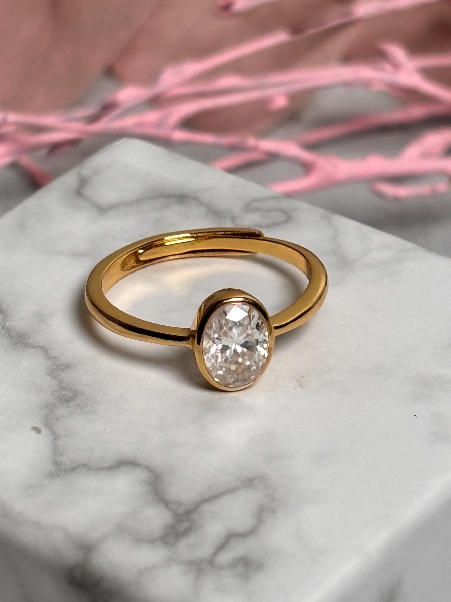925 Silberring in Gold mit ovalem Moissanite Stein in Weiß Elegante Fassung, hochwertiger Edelstein, glänzendes Design