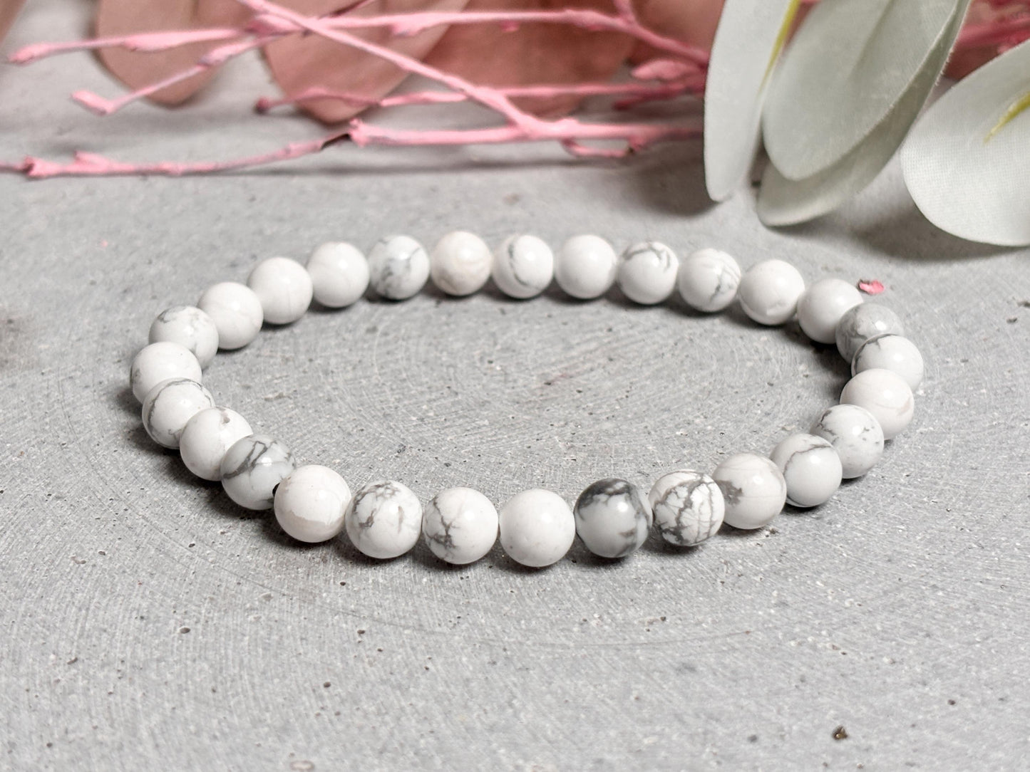 Howlith Perlenarmband elastisch  7 mm weiße Perlen, schlicht & elegant, Symbol für Gelassenheit und Balance