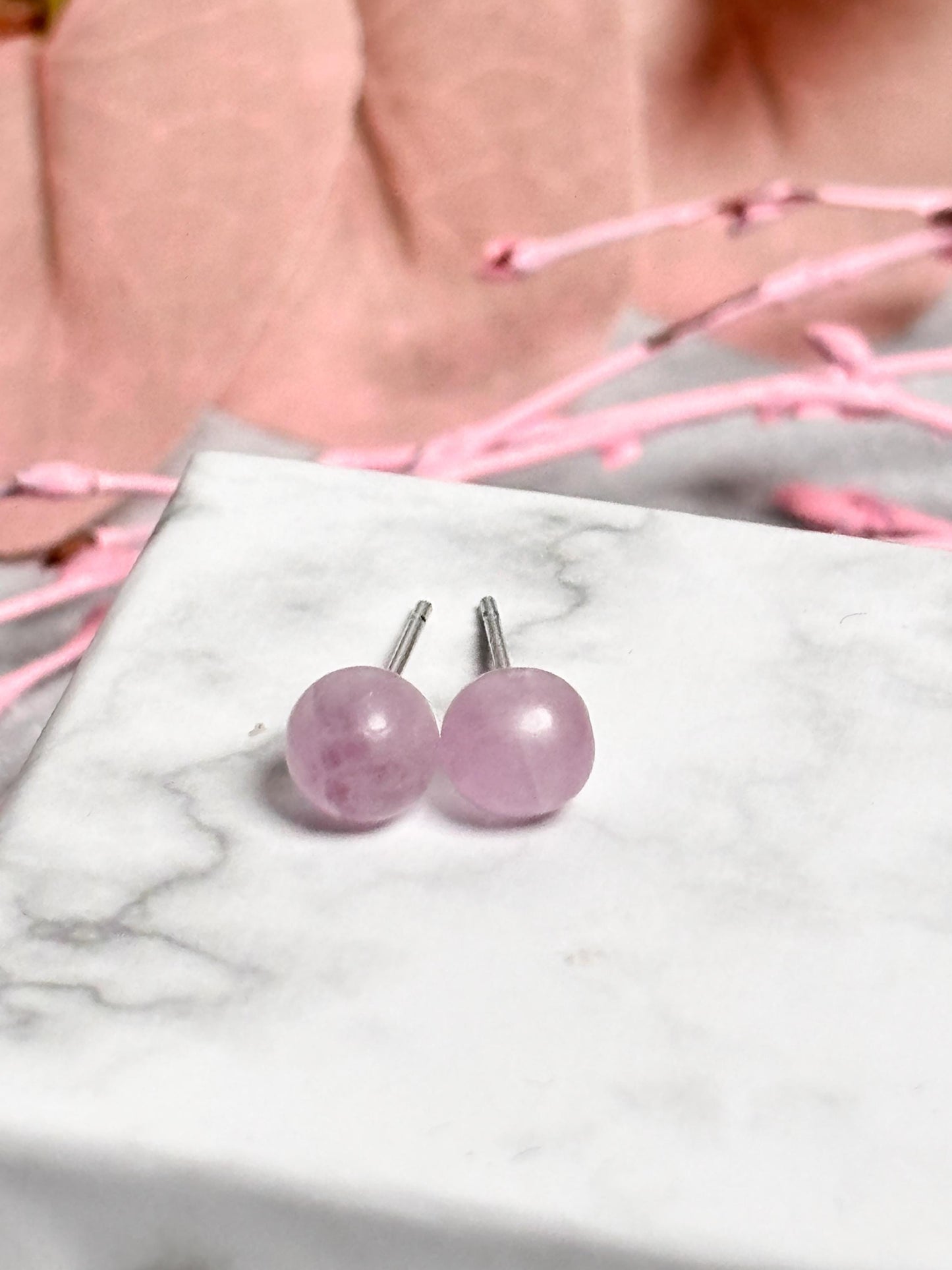 Ohrstecker mit Kunzit Perle 6mm & 925 Silber Nadel Minimalistischer Damenschmuck, moderner Ohrschmuck