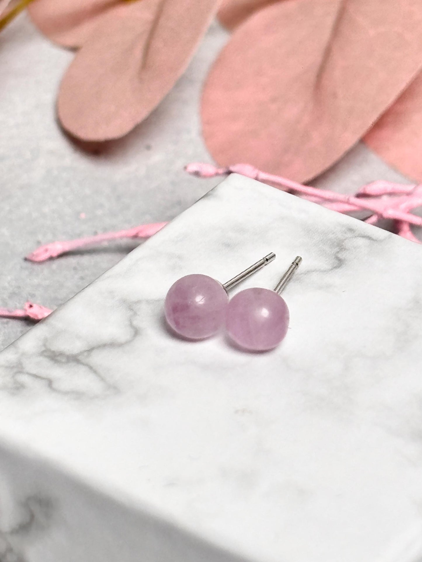Ohrstecker mit Kunzit Perle 6mm & 925 Silber Nadel Minimalistischer Damenschmuck, moderner Ohrschmuck