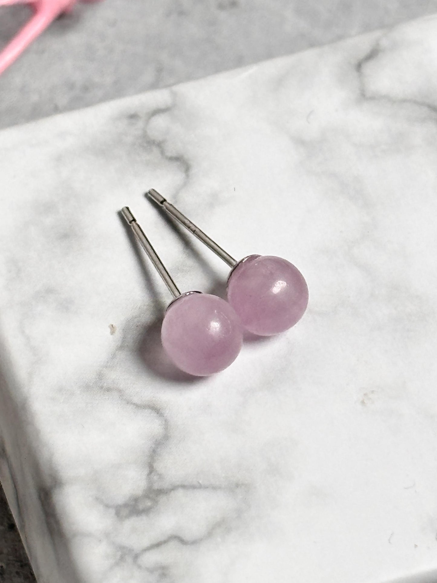 Ohrstecker mit Kunzit Perle 6mm & 925 Silber Nadel Minimalistischer Damenschmuck, moderner Ohrschmuck
