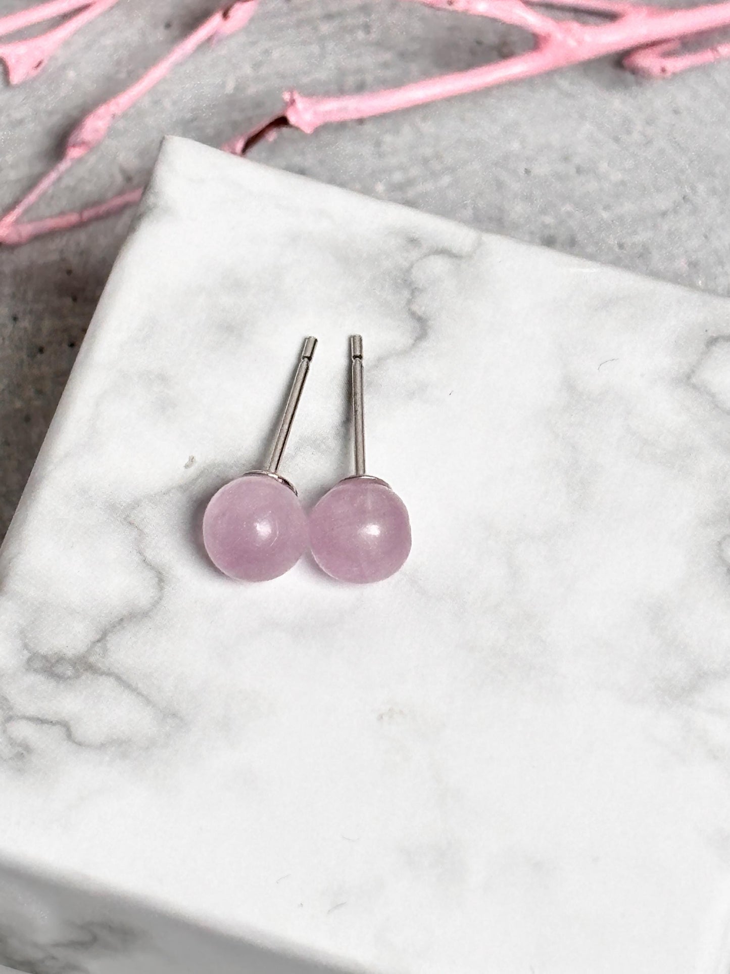 Ohrstecker mit Kunzit Perle 6mm & 925 Silber Nadel Minimalistischer Damenschmuck, moderner Ohrschmuck