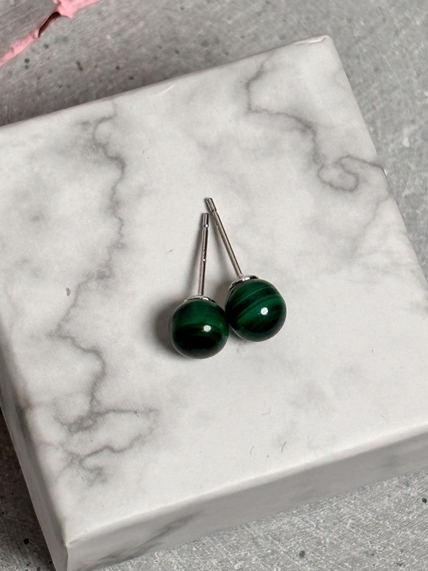 925 Silber Ohrstecker mit Malachit Perlen Natürlicher Edelsteinschmuck (7 mm)