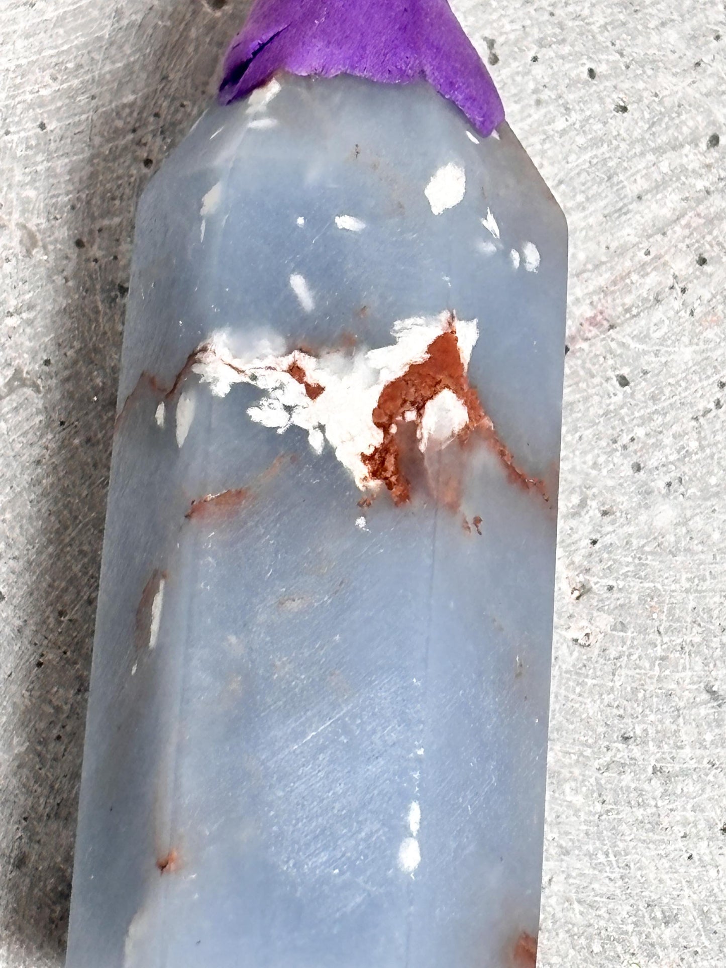 Kleiner Angelit Turm Sanfter blauer Heilstein für Ruhe, Harmonie & spirituelle Verbindung