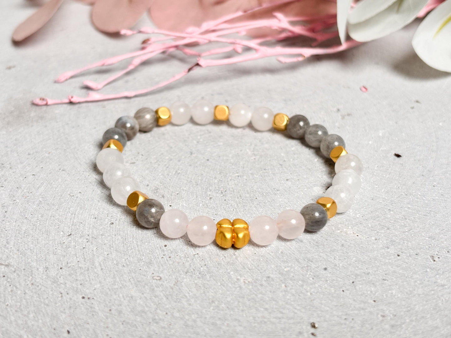 Elastisches Perlenarmband Rosenquarz, Labradorit & Mondstein Vergoldete Elemente | Edelstein Armband für Balance und Harmonie