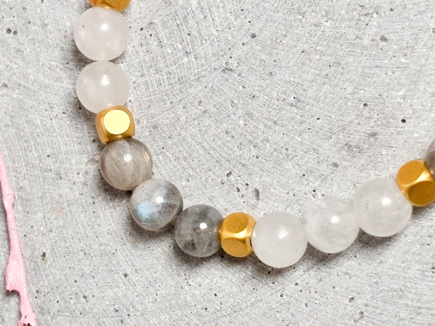Elastisches Perlenarmband Rosenquarz, Labradorit & Mondstein Vergoldete Elemente | Edelstein Armband für Balance und Harmonie