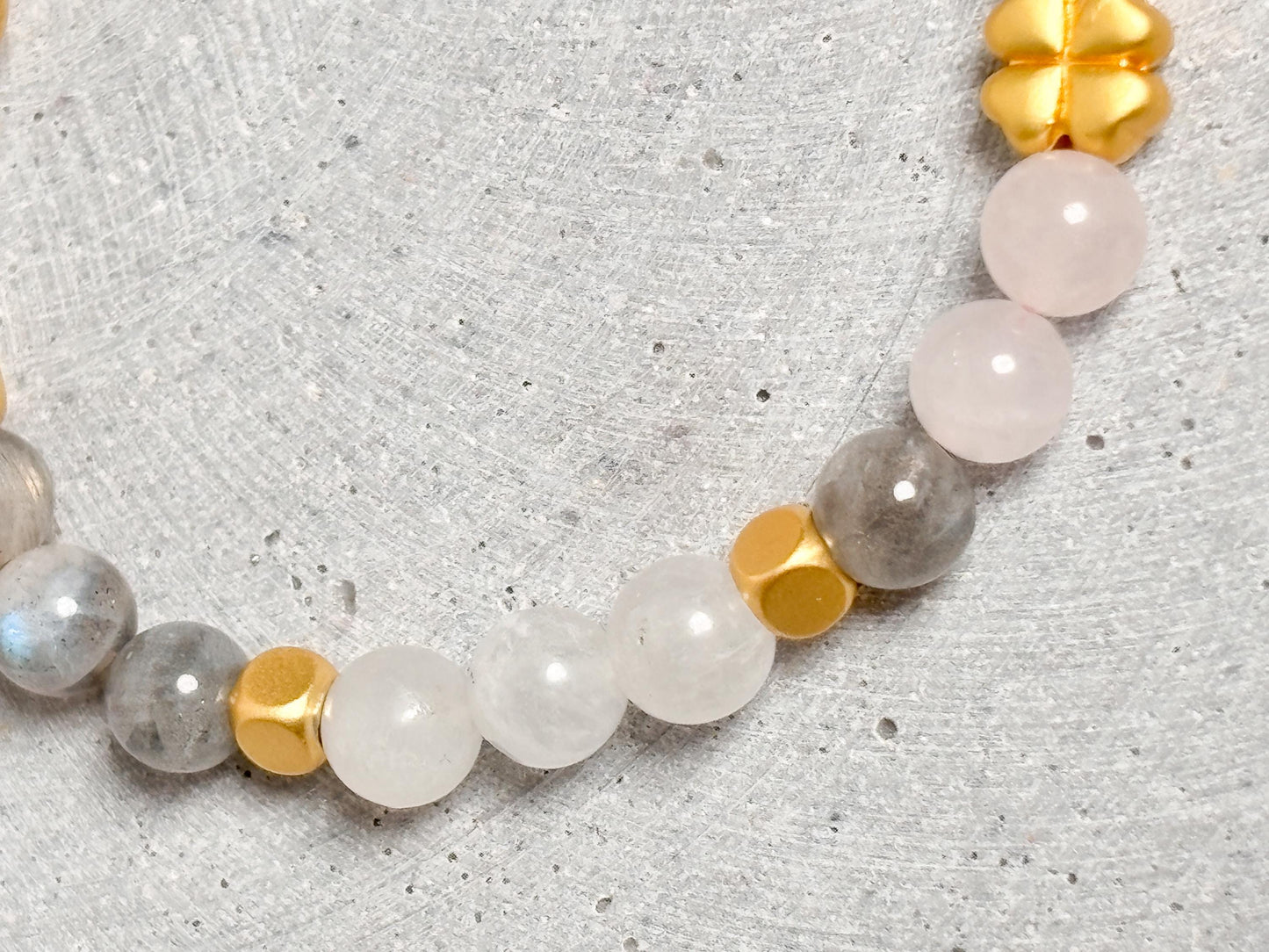 Elastisches Perlenarmband Rosenquarz, Labradorit & Mondstein Vergoldete Elemente | Edelstein Armband für Balance und Harmonie