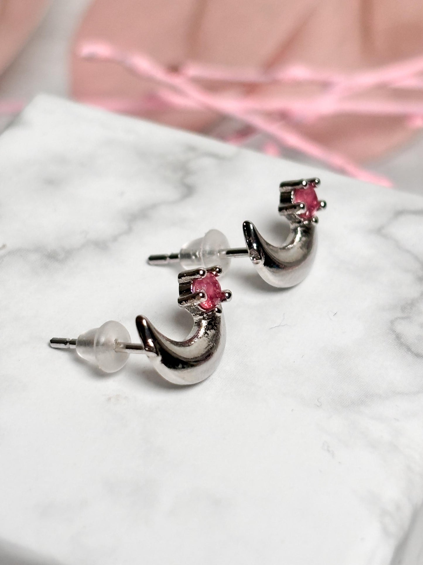 925 Silber Ohrstecker Mond mit pinkem Turmalin Feine Ohrringe mit Edelstein Geschenkidee Femininer Schmuck mit Bedeutung