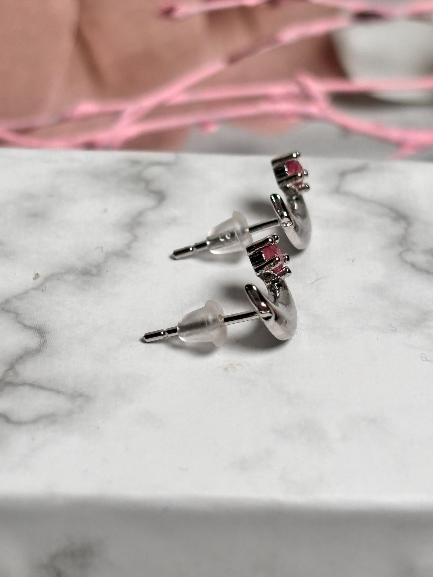 925 Silber Ohrstecker Mond mit pinkem Turmalin Feine Ohrringe mit Edelstein Geschenkidee Femininer Schmuck mit Bedeutung