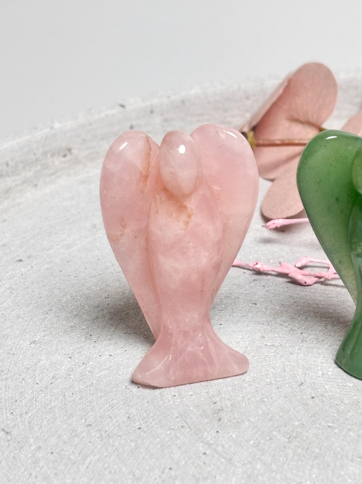 Kleine Engel aus Rosenquarz, grünem Aventurin und gelbem Calcit Edelsteinfiguren als Deko oder Schutzsymbol