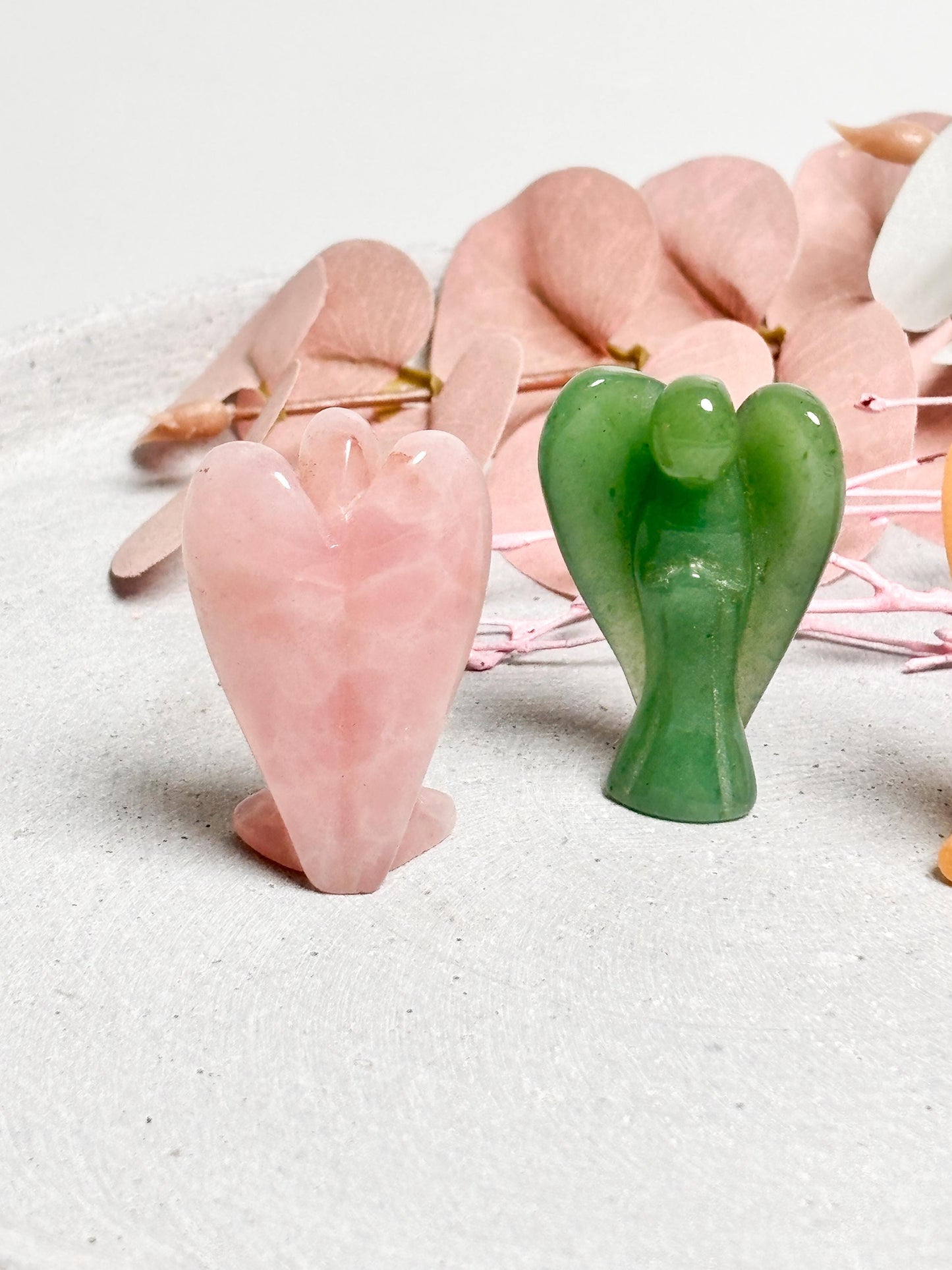 Kleine Engel aus Rosenquarz, grünem Aventurin und gelbem Calcit Edelsteinfiguren als Deko oder Schutzsymbol