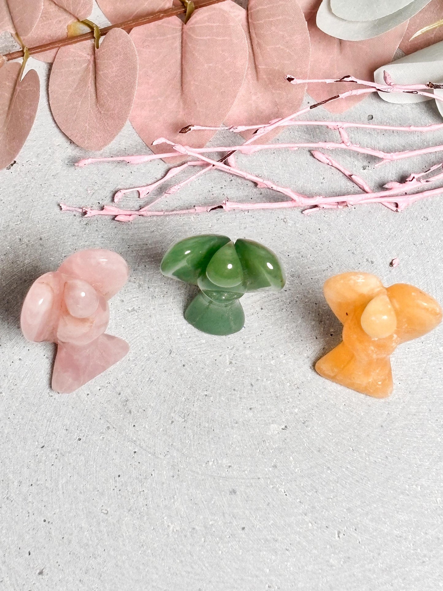 Kleine Engel aus Rosenquarz, grünem Aventurin und gelbem Calcit Edelsteinfiguren als Deko oder Schutzsymbol