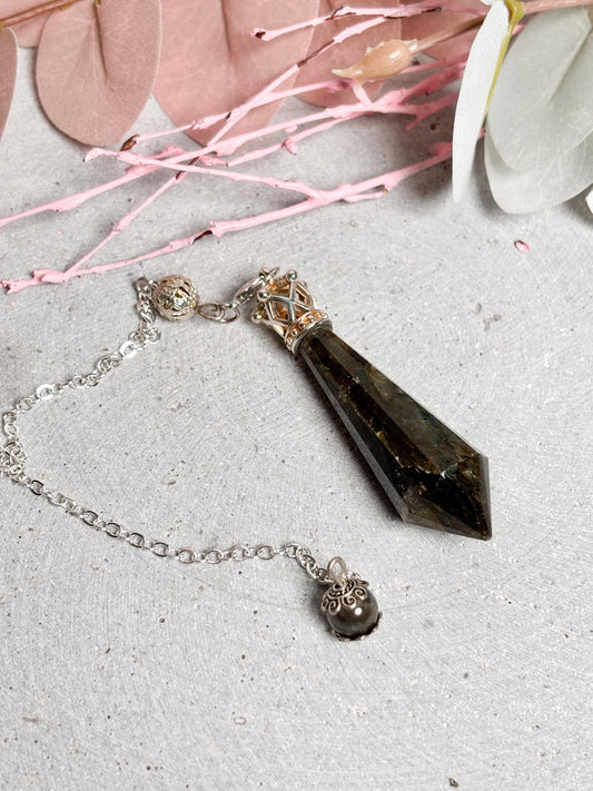 Labradorit Pendel mit Flash  Antiker Look | Silberne Metallfassung | Spirituelles Werkzeug