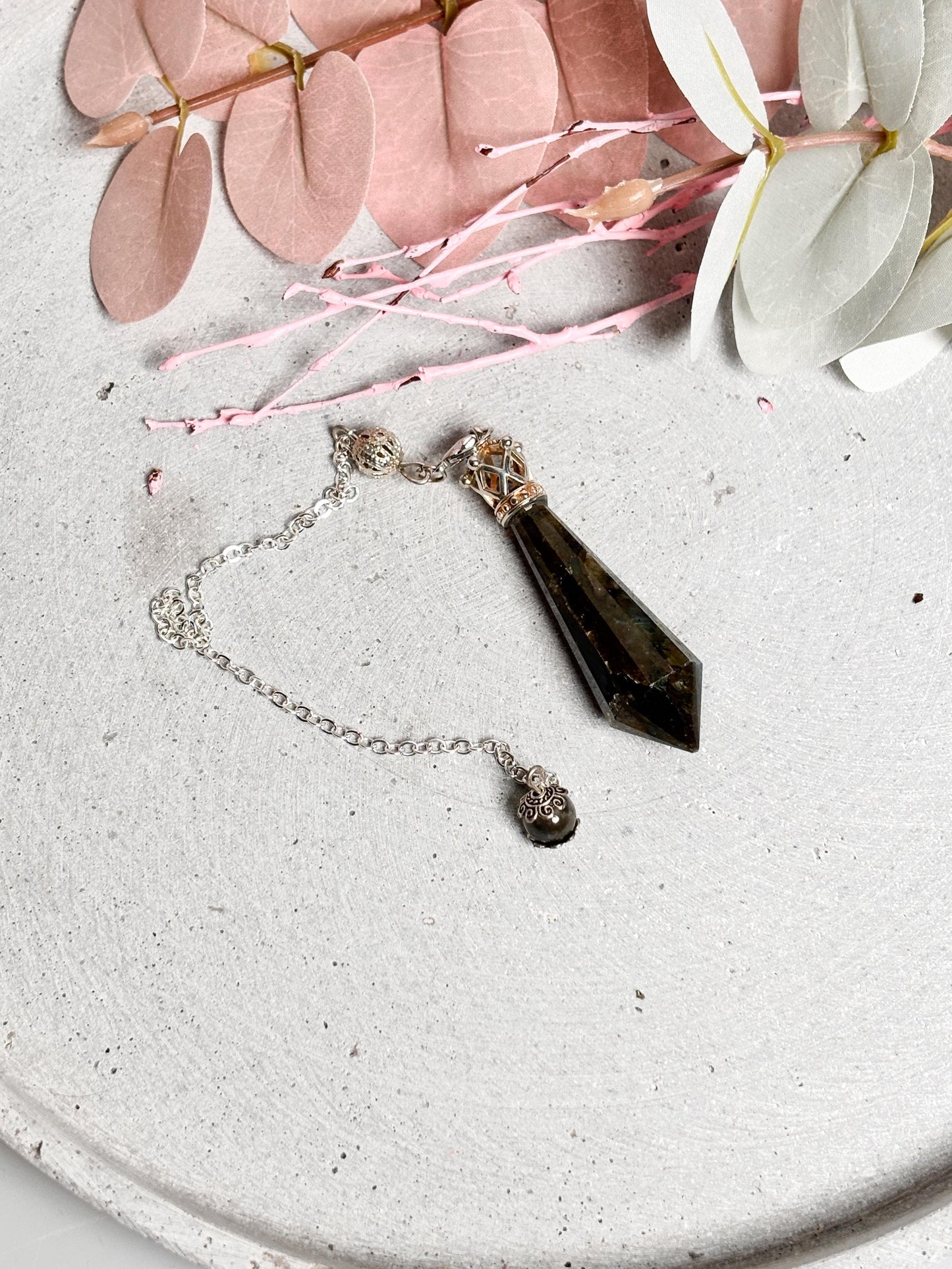 Labradorit Pendel mit Flash Antiker Look | Silberne Metallfassung | Spirituelles Werkzeug