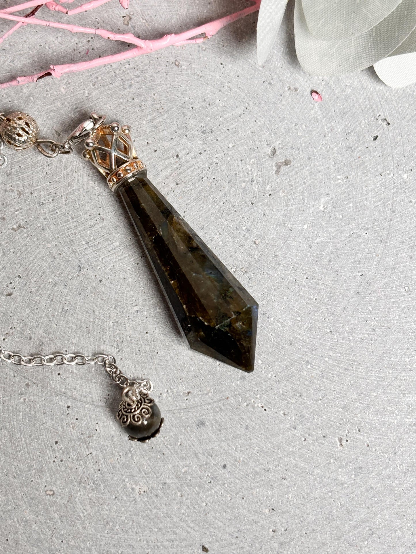 Labradorit Pendel mit Flash Antiker Look | Silberne Metallfassung | Spirituelles Werkzeug