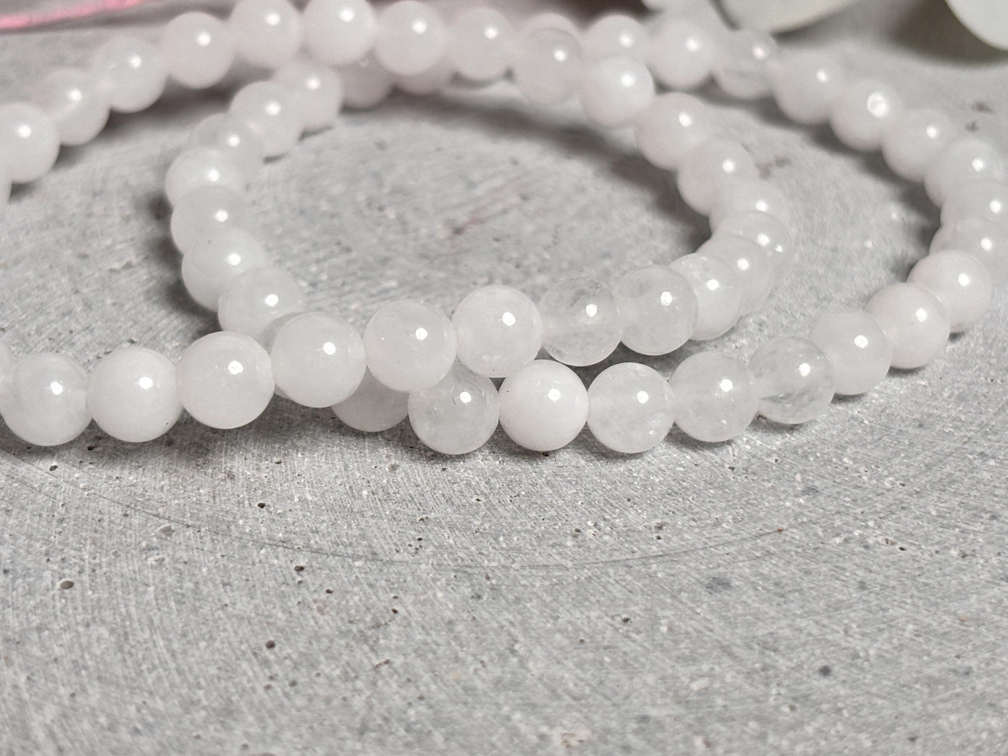 Elastisches Perlenarmband aus weißer Jade 6,6 mm Edelsteinarmband für Harmonie & Ausgleich