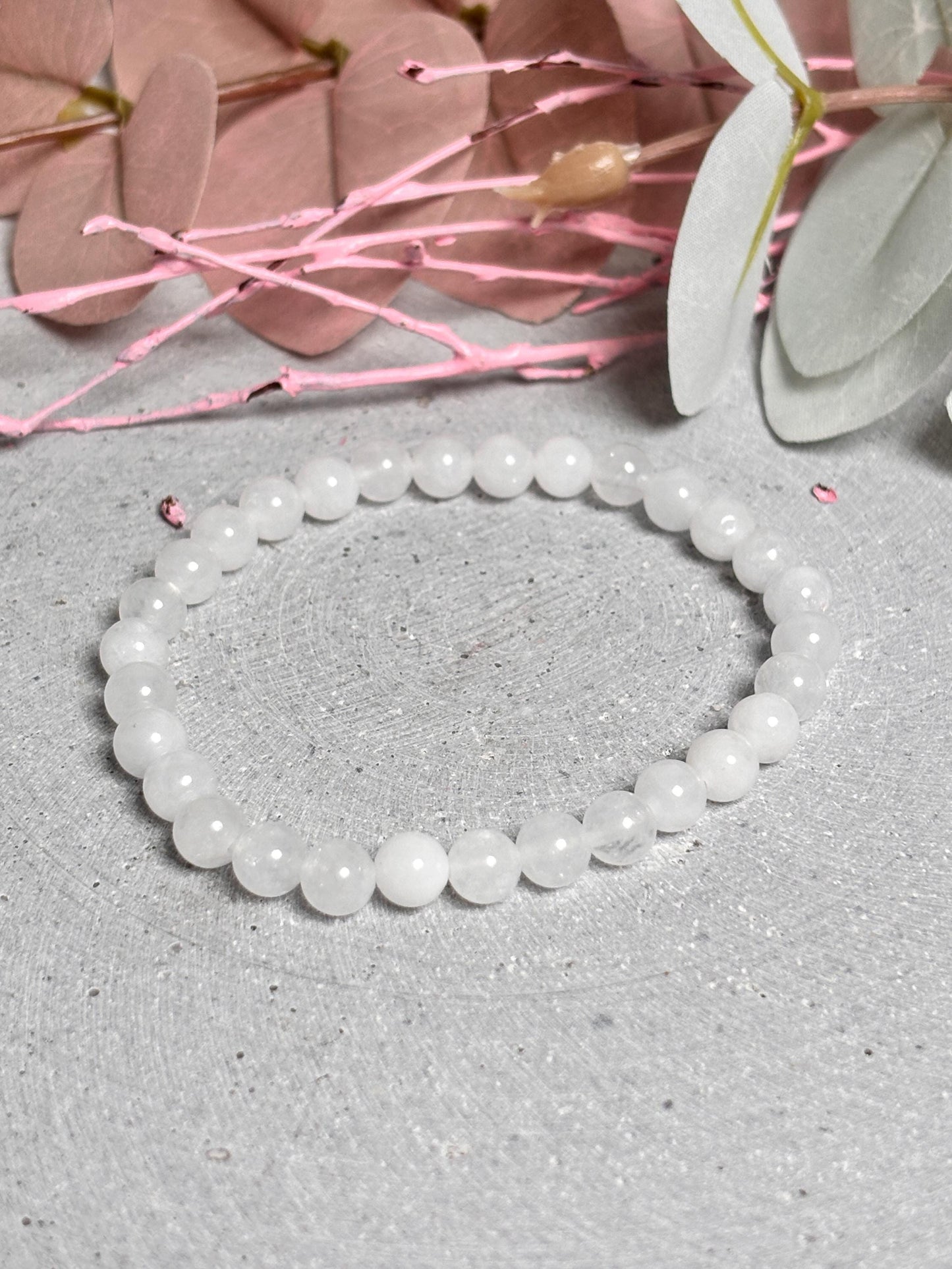 Elastisches Perlenarmband aus weißer Jade 6,6 mm Edelsteinarmband für Harmonie & Ausgleich
