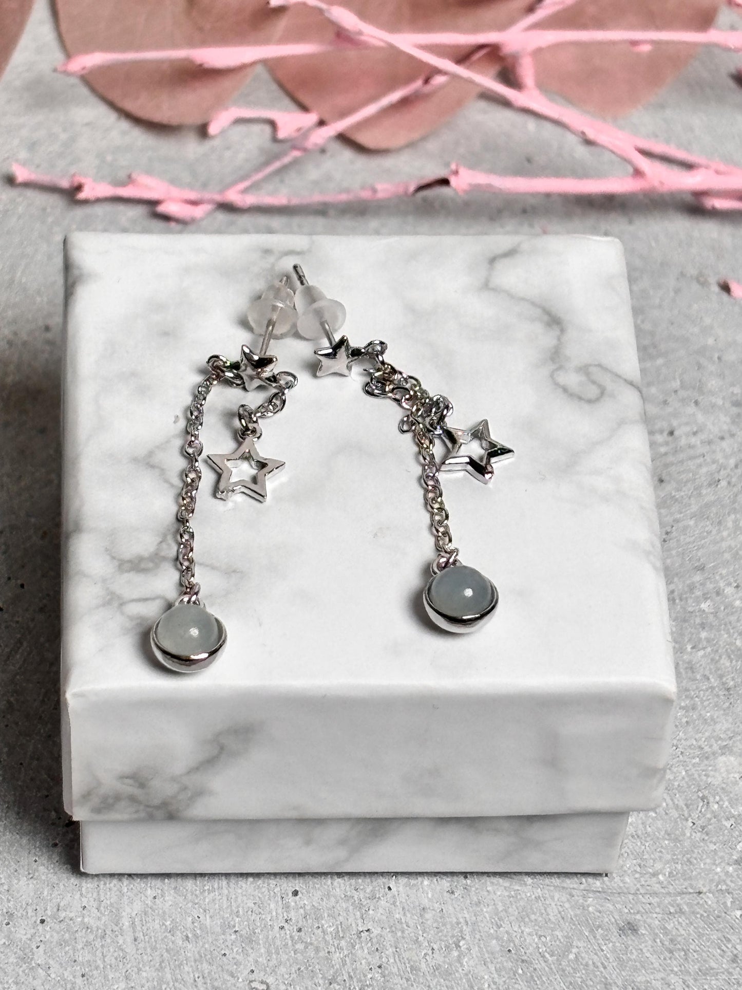 Hängeohrstecker mit Aquamarin Kugel und silbernem Stern, Edelstein Ohrringe, Aquamarin Schmuck Damen, Geschenkidee Sterne