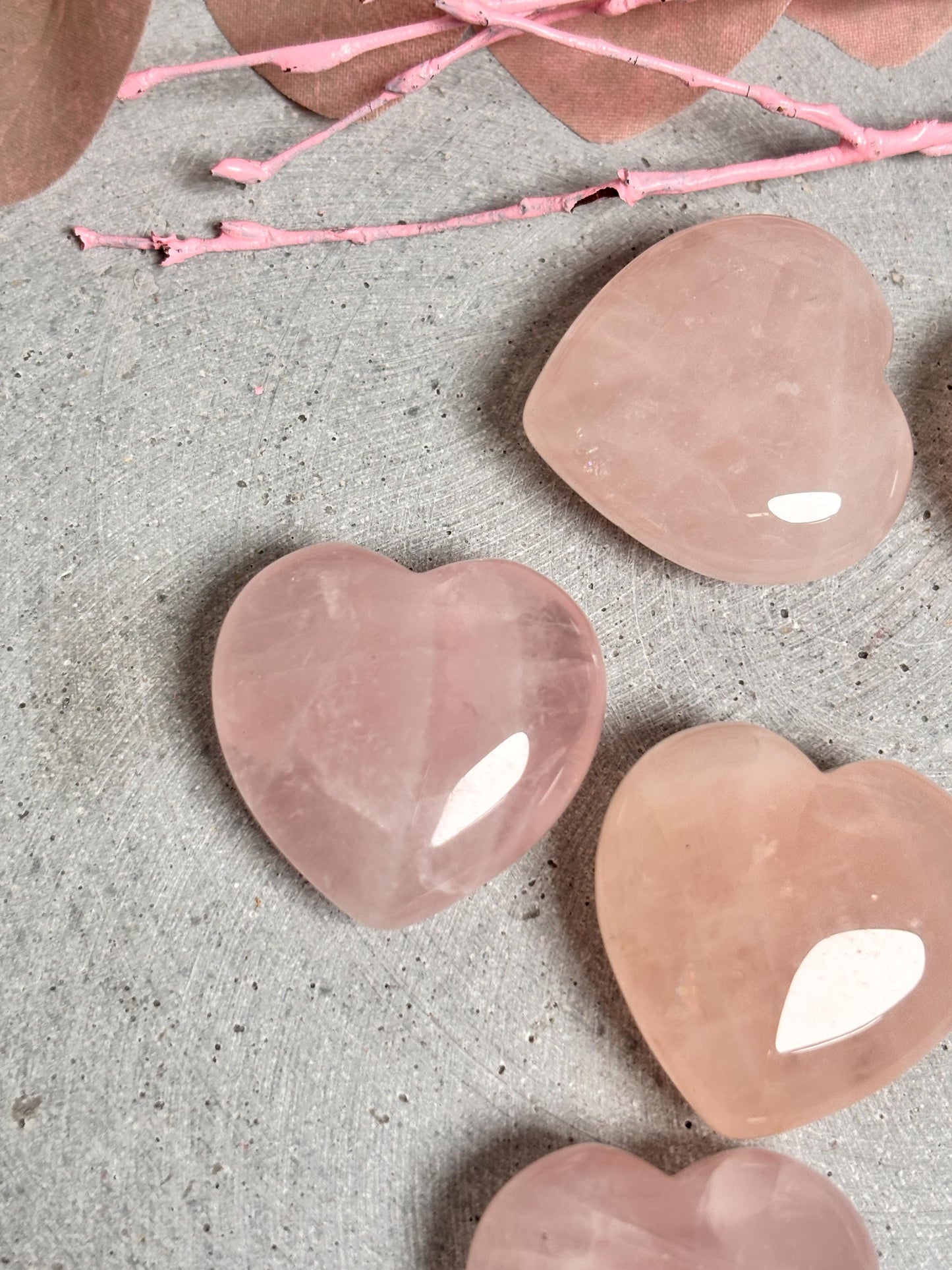 Kleine Rosenquarz Herzen Perfekt als Deko, Geschenk oder Glücksbringer für unterwegs