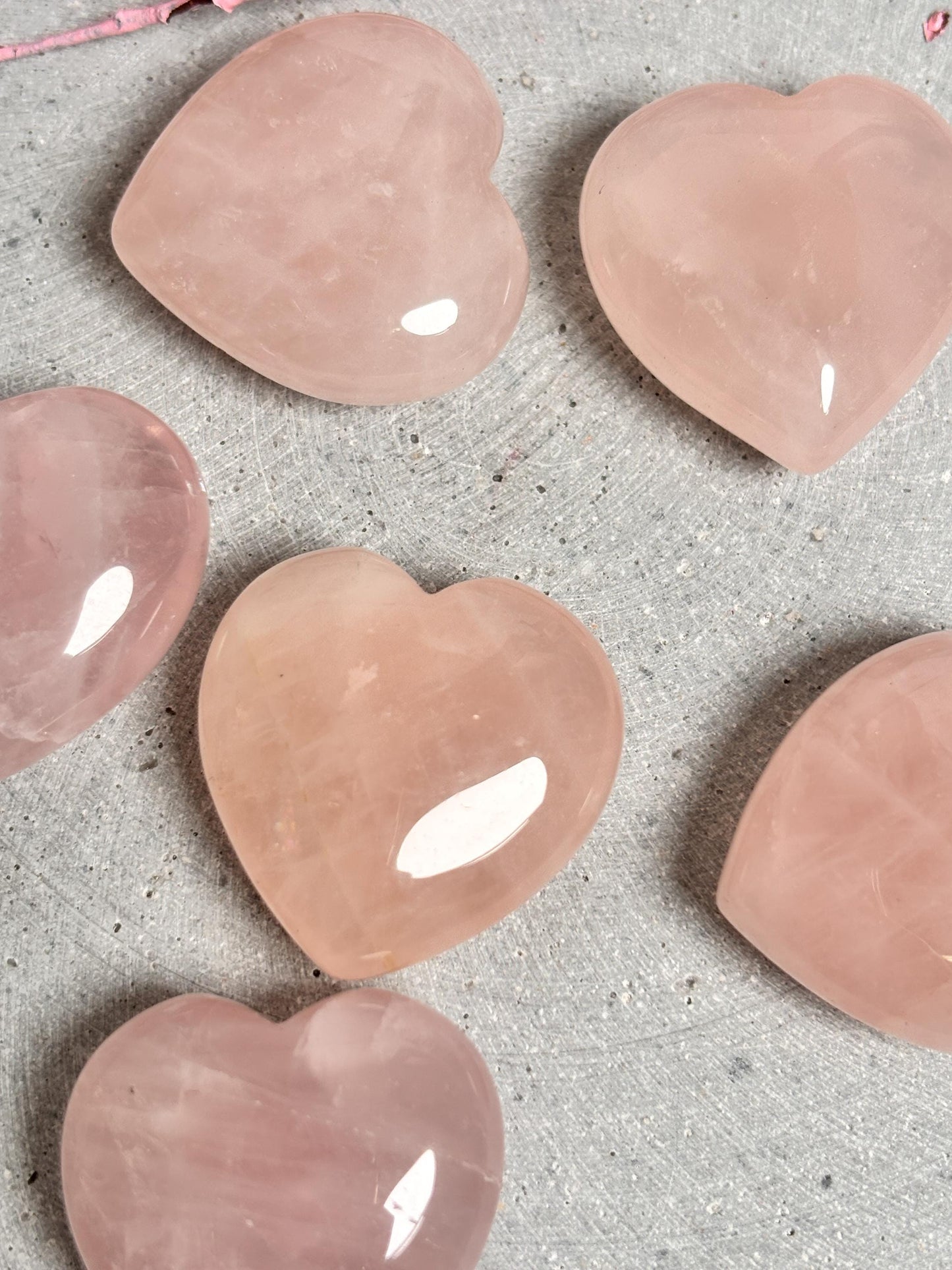 Kleine Rosenquarz Herzen Perfekt als Deko, Geschenk oder Glücksbringer für unterwegs