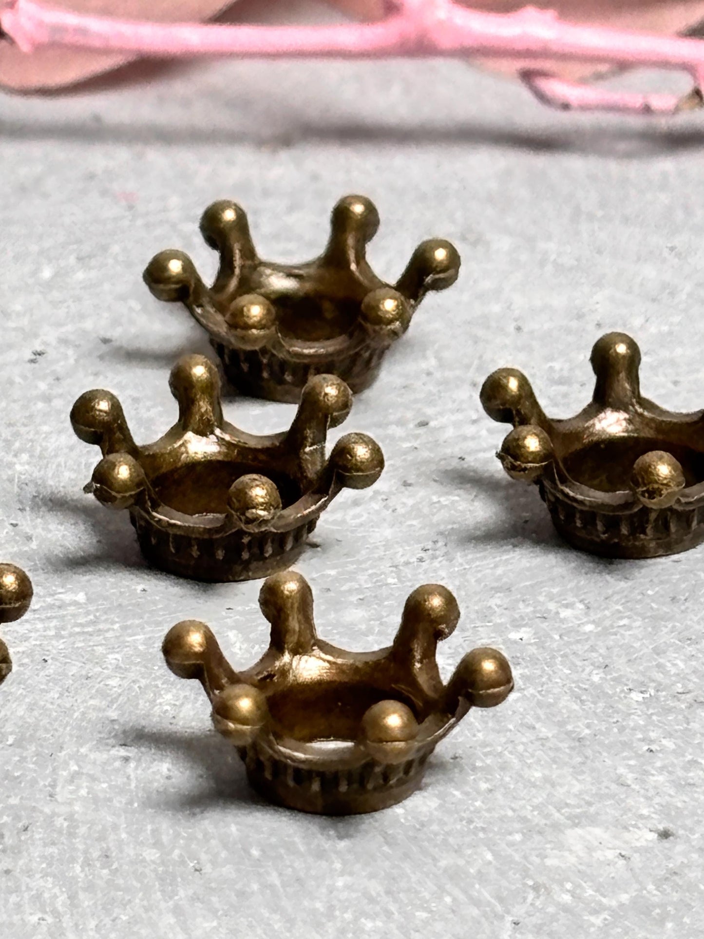 Mini Krönchen Halter in Antik Bronze Kleine Krone für Kristallkugeln, Edelsteinkugeln, Vintage Deko, Esoterik Display