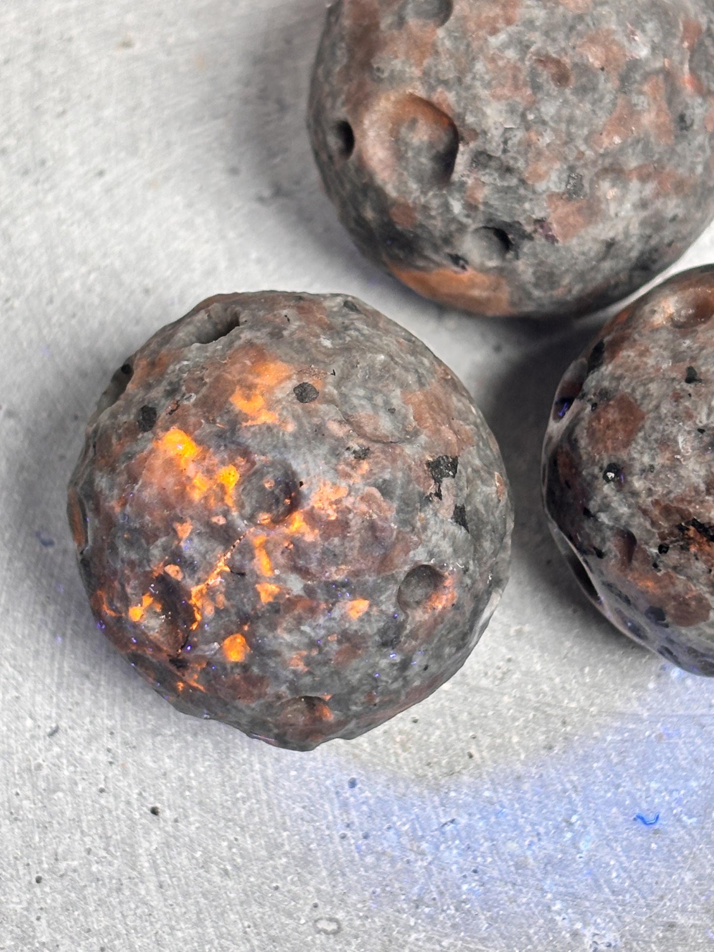 Yooperlite Kugel 3 cm Leuchtender Mini Mond, fluoreszierender Edelstein Deko