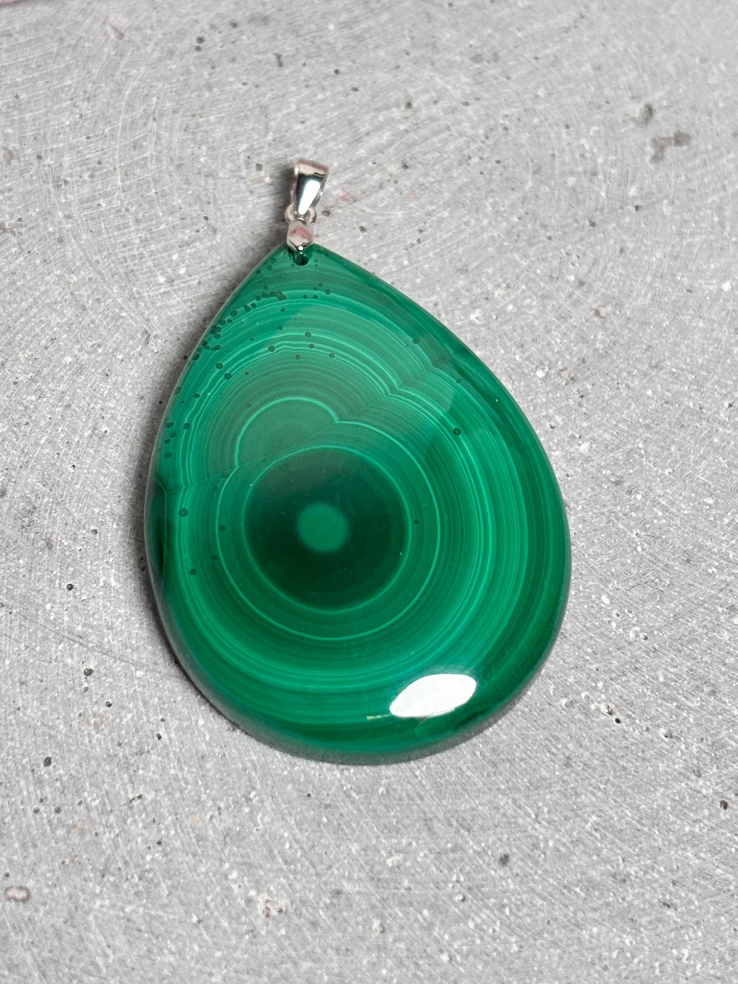 Malachit Tropfen Anhänger Edelstein Schmuck mit Silber Öse, einzigartiges Banding