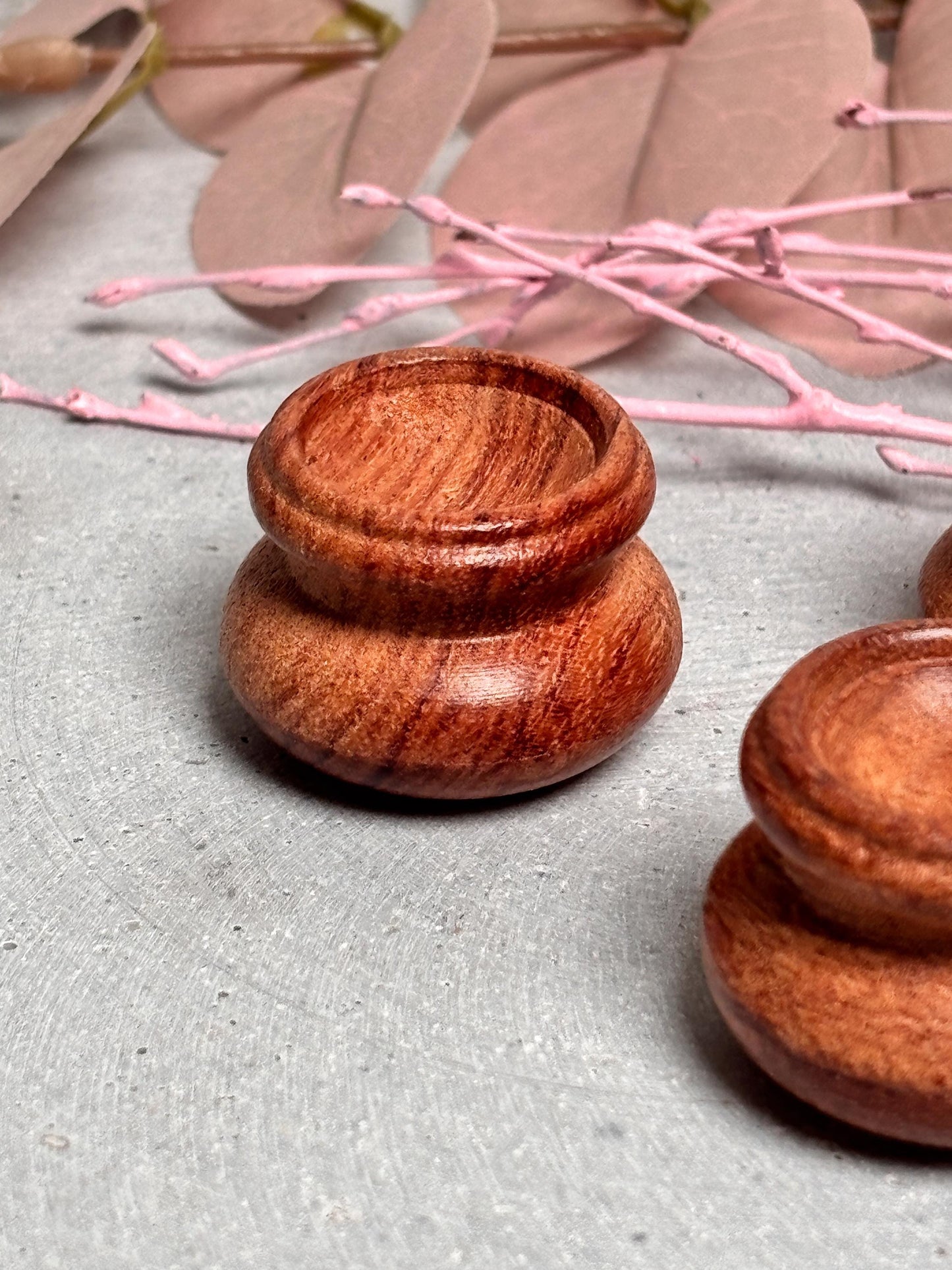 Holz Kugel Halter für kleine Kristallkugeln Dekorativer Ständer aus Holz für Natursteine und Kristalle