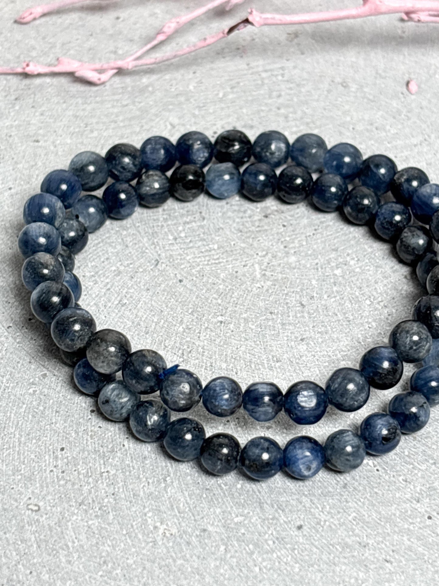 Blaues Kyanit Armband Elastisches Perlenarmband 6 mm Edelstein Armband für Frauen Kyanite Schmuck Kristallarmband blau