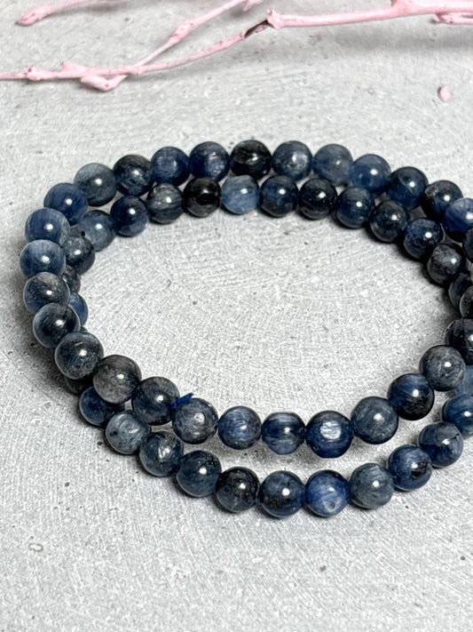 Blaues Kyanit Armband  Elastisches Perlenarmband 6 mm  Edelstein Armband für Frauen  Kyanite Schmuck  Kristallarmband blau