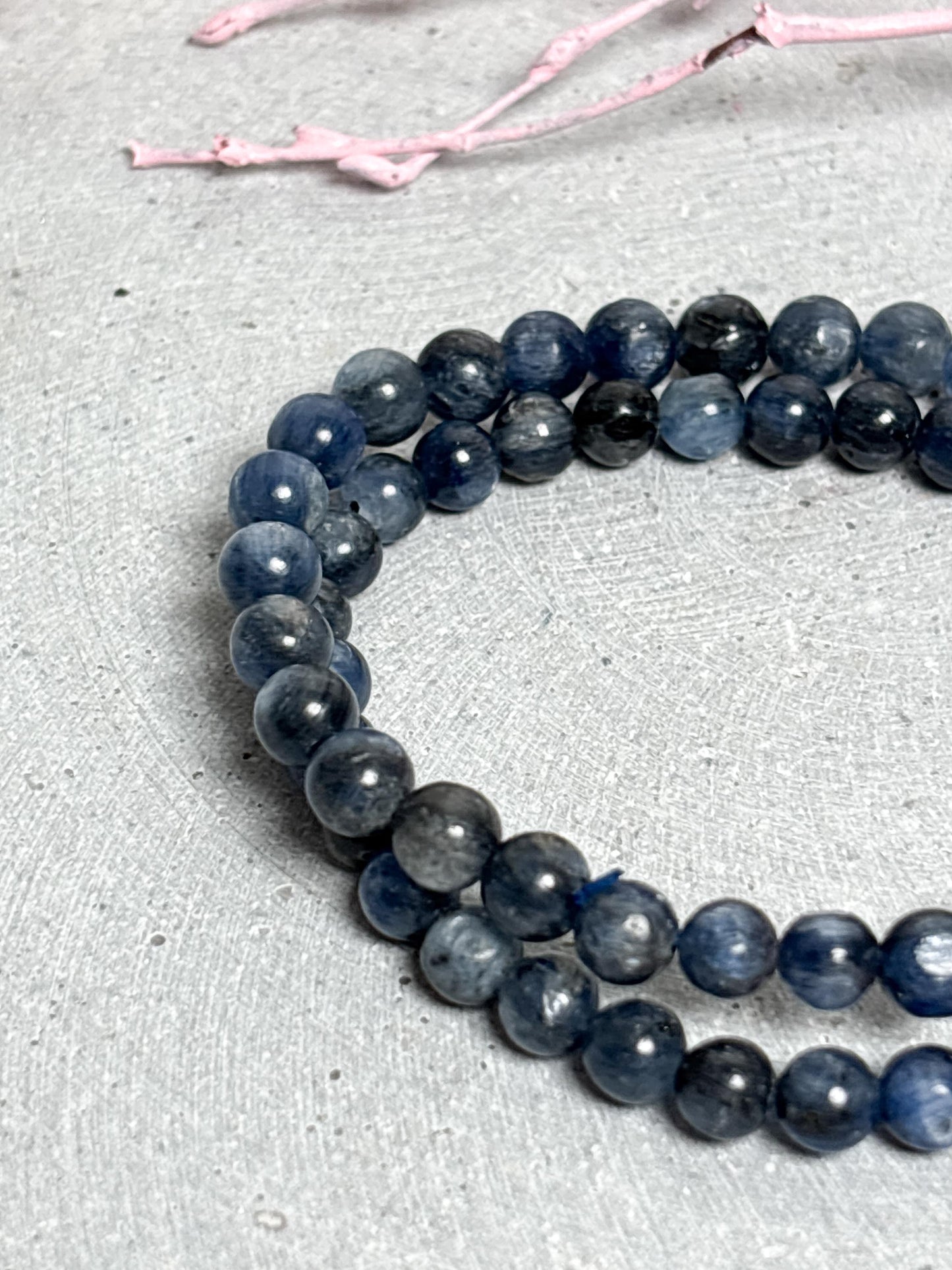 Blaues Kyanit Armband Elastisches Perlenarmband 6 mm Edelstein Armband für Frauen Kyanite Schmuck Kristallarmband blau