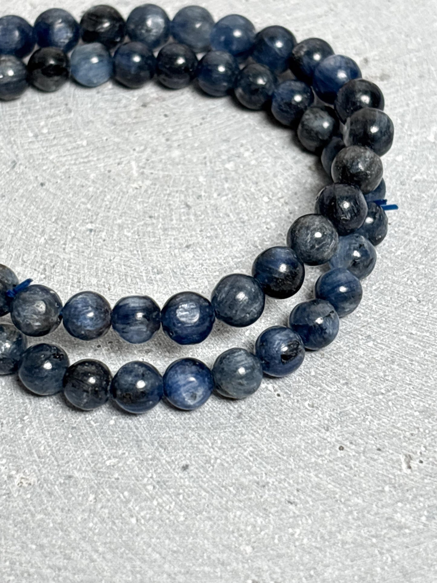Blaues Kyanit Armband Elastisches Perlenarmband 6 mm Edelstein Armband für Frauen Kyanite Schmuck Kristallarmband blau